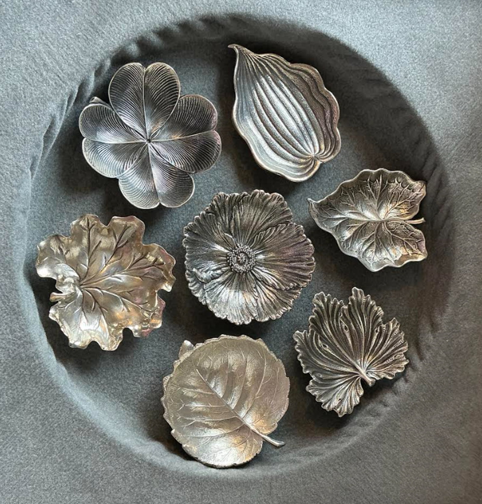 Gianmaria Buccellati Sterling Silver Set of 7 Leaf Dish Bowls With Box: Gianmaria Buccellati Sterling Silver Set of 7 Leaf Dish Bowls With Box. Each dish measures approx 1 3/4 inches . great collectible excellent conditon with makers mark engraved.