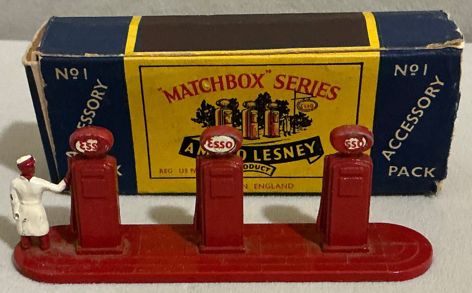 Moko Lesney Matchbox Series No. 1 Accessory Pack Esso Petrol Pumps and Sign With Original Box 1956: Moko Lesney Matchbox Series No. 1 Accessory Pack Esso Petrol Pumps and Sign With Original Box 1956 Made in England. Boxes may have signs of age wear.