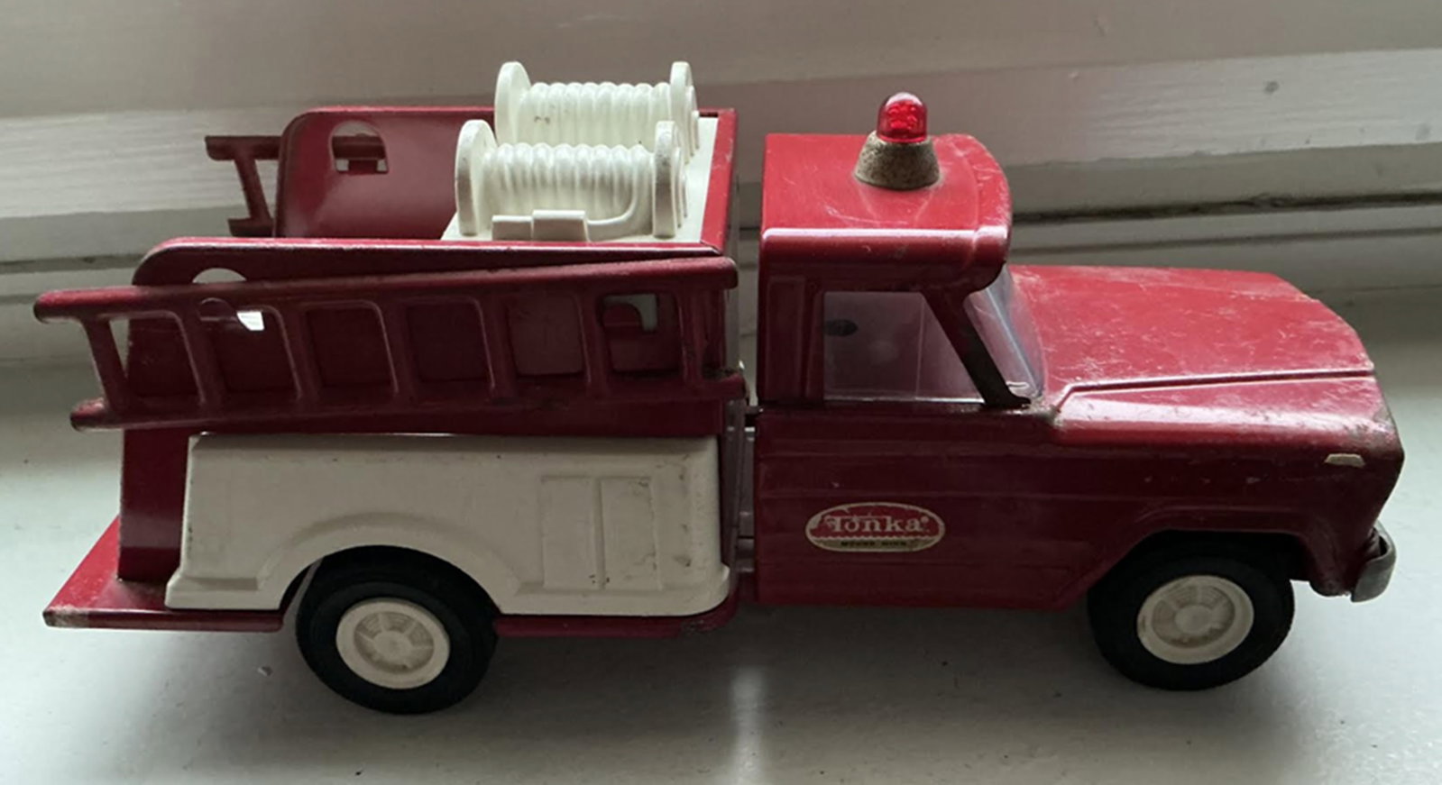 Tonka Pressed Steel Fire Pumper Truck With Ladder 1072 (1 of 6)