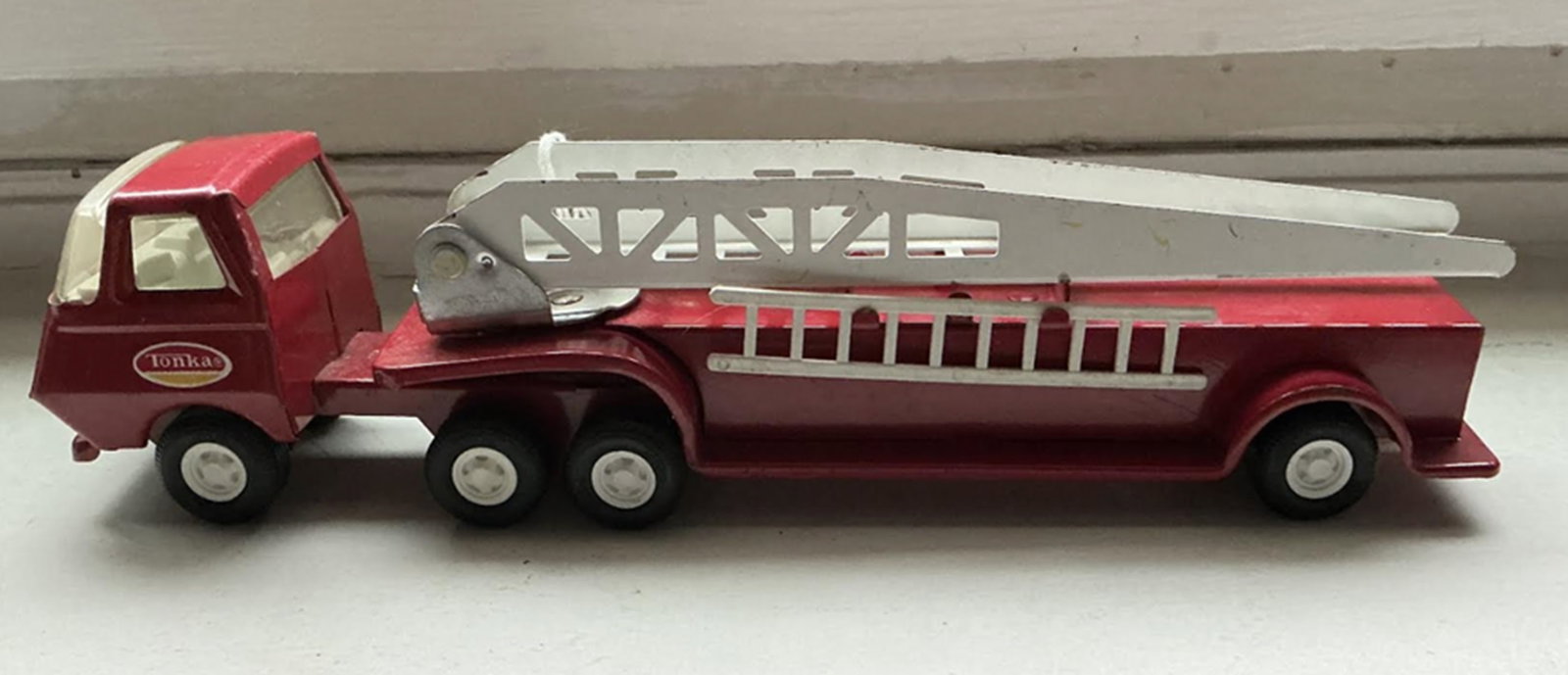 Tonka Pressed Steel Fire Truck With Ladder (1 of 7)