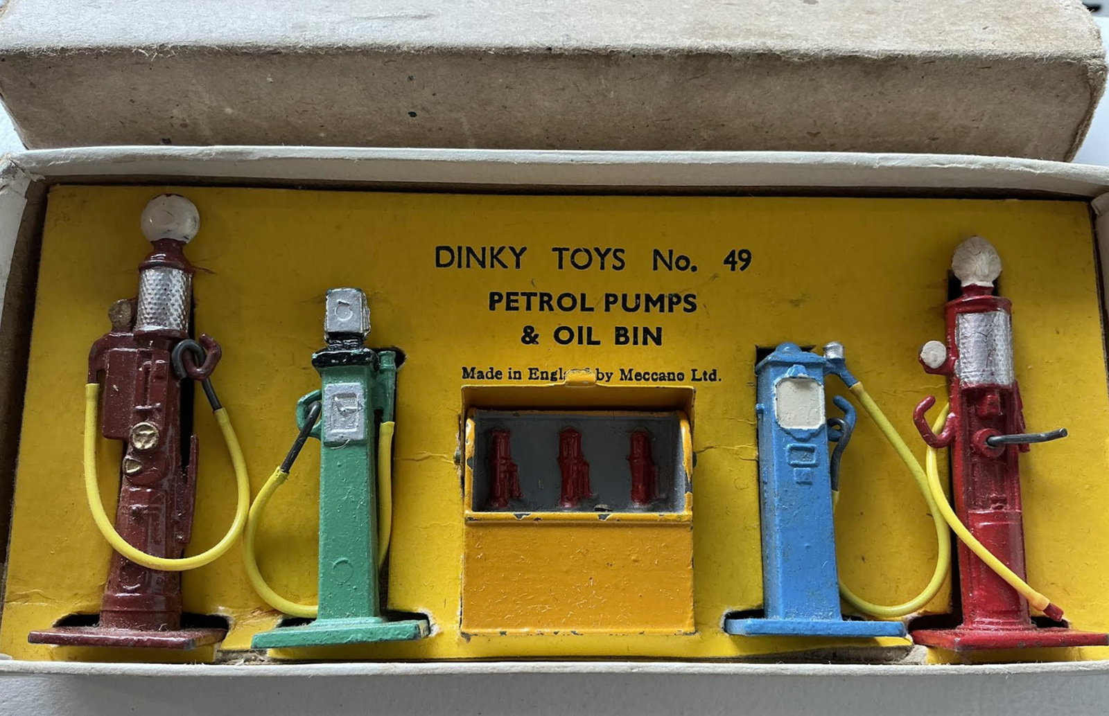 Dinky Cast Iron 49 Petrol Pump And Oil Bin Set In Original Box (1 of 3)