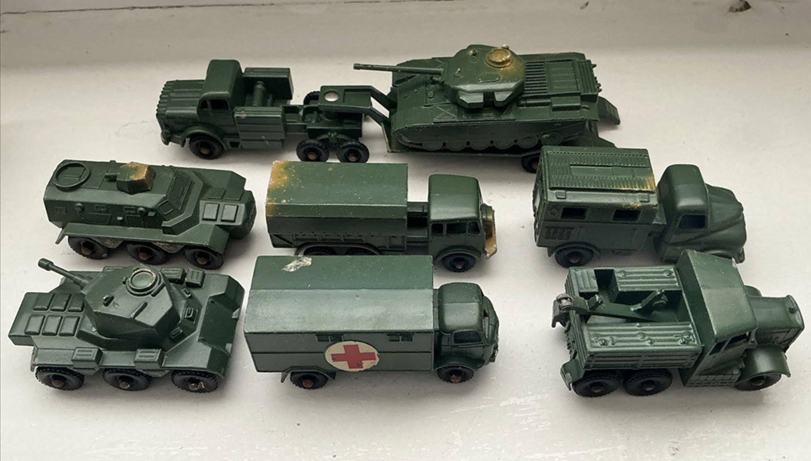 Matchbox Lesney Gift Set G-5 Army Military Vehicles with Original Box: Matchbox Lesney Gift Set G-5 Army Military Vehicles with Original Box. Box is really used and damgage but complete set which is rare to find.