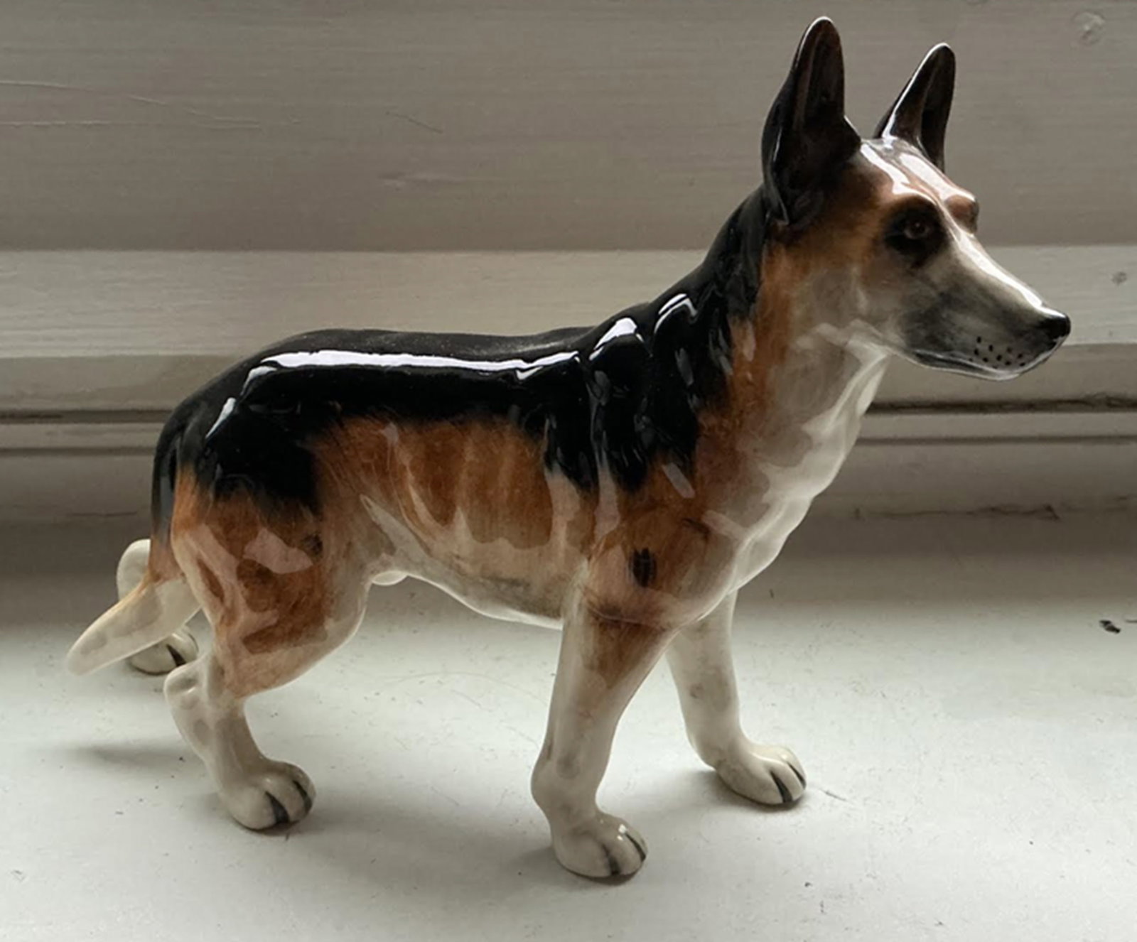 Royal Doulton SignedPorcelain German Shepherd Figurine 7 inches long: Royal Doulton porcelain figurine of a German Shepherd (also known as an Alsatian). Measures approx 7.25 inches long