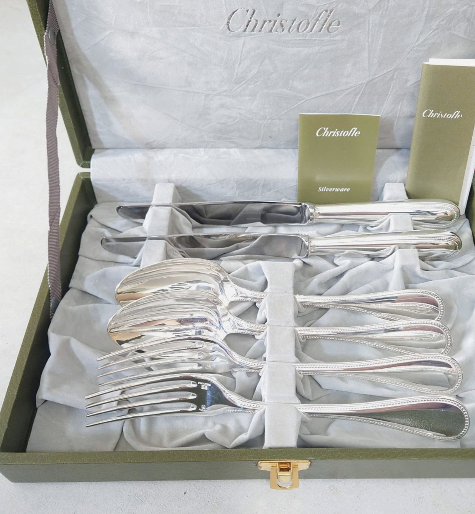 Christofle Perles 6pcs Silverplate Table Knife Fork Spoon Excellent With Box: Christofle Perles 6pcs Silverplate Table Knife Fork Spoon Excellent With Box. Christofle Perles Some signs slight age wearTable knife 24.5cmTable fork 20.7cmTable spoon 20.5cm2 pieces for each type, 6