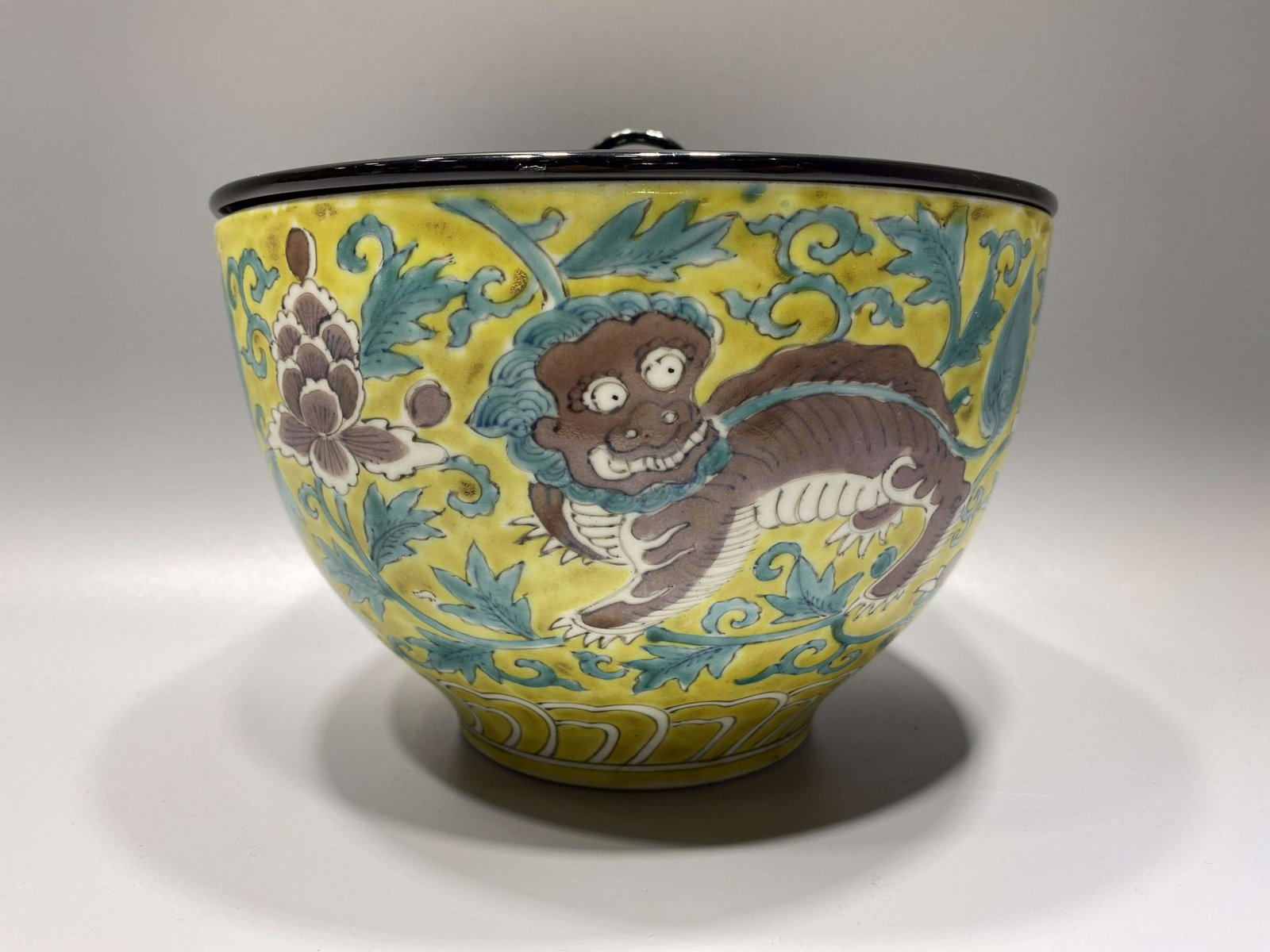 Ming style san cai textured porcelain bowl: Diameter 20.5 cm