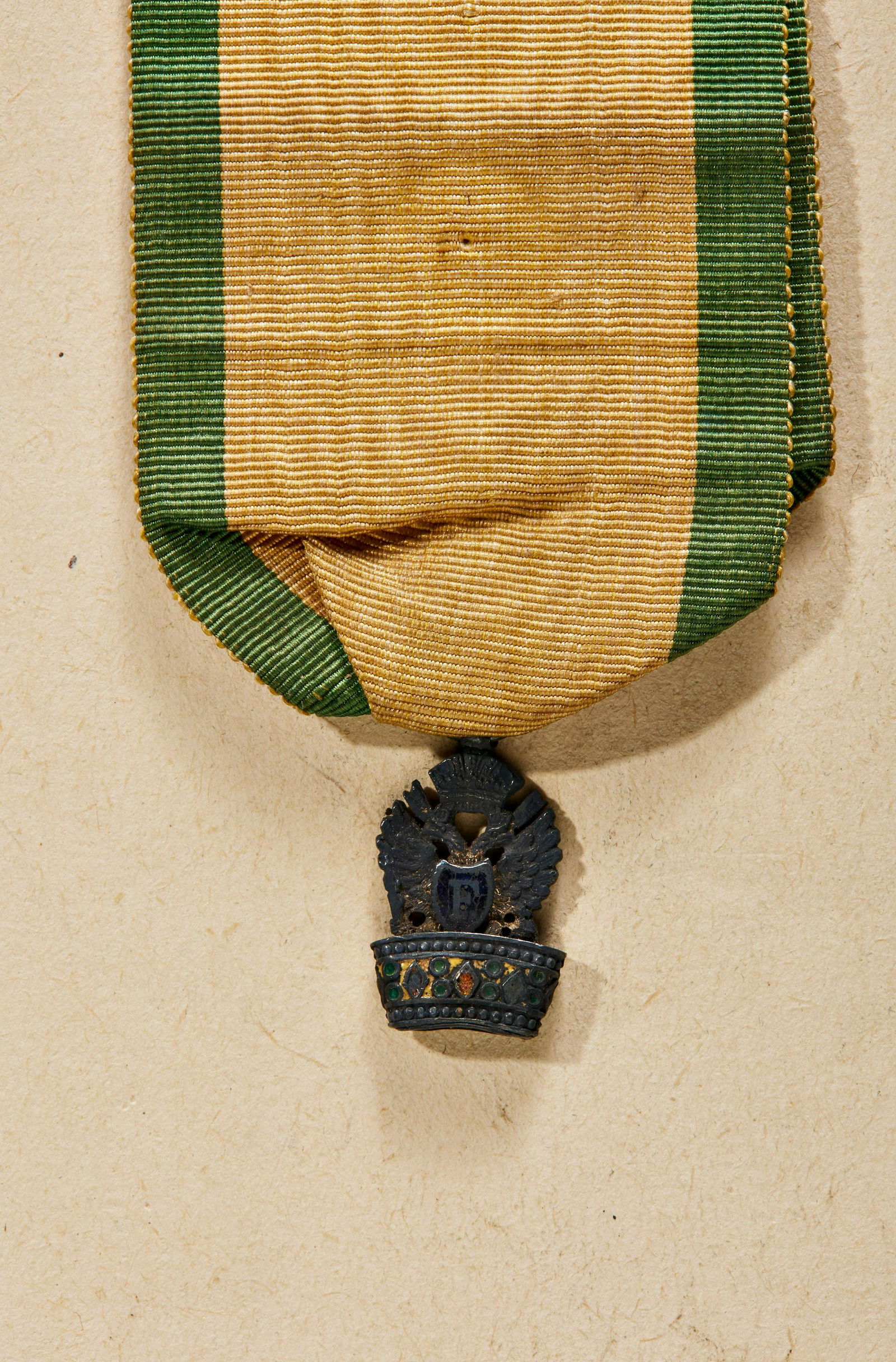 Orden der Eisernen Krone (Remplacement - Orden).: Silver, the crown and breastplate enameled. On the particularly beautiful, long original ribbon. Very finely crafted miniature from the possession of Crivelli Giuseppe Serbelloni. As miniature much ra