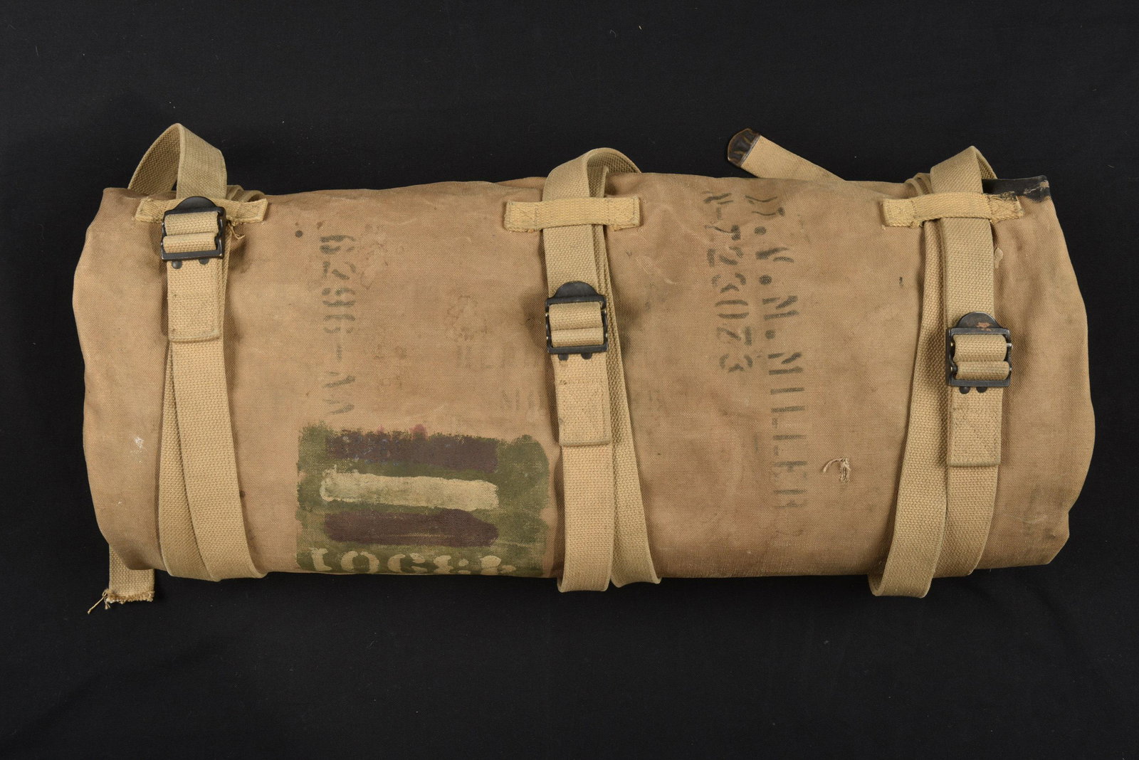 Bedding Roll du Lieutenant Nurse Violett Miller du: En forte toile OD, toutes les sangles sont presentes. Indication LT V M Miller N-723023. Restes de marquages US illisibles. Bandes d'invasions marron/beige/marron et numero 43901 correspondant au 128t