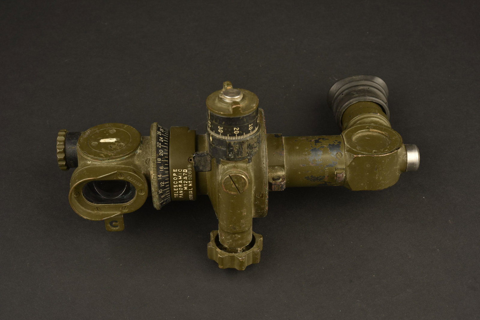 Telescope Panoramic M12A7D.: En peinture kaki Ã 80%. Toutes les piÃ¨ces mobiles sont fonctionnelles. Marquages Telscope Panoramic M12A7D. NumÃ©ro de sÃ©rie 52698. Bonnette en caoutchouc lÃ©gÃ¨rement dÃ©formÃ©e. O