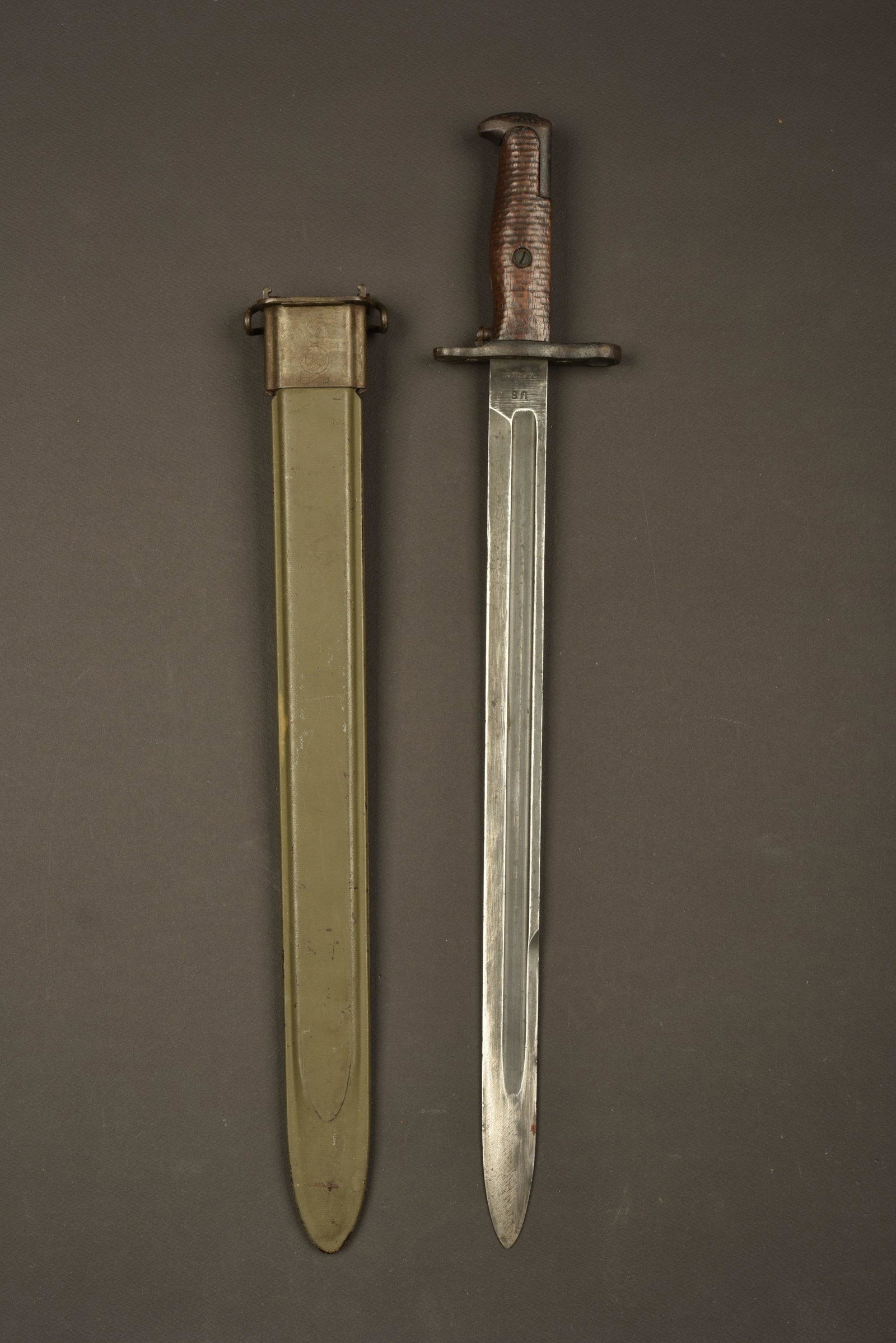 Baionnette de Garand. Garand bayonet: ModÃ¨le longue. Plaquettes en bois, maintenues par un rivet. Lame complÃ¨te dans sa longueur, partiellement affÃ»tÃ©e, dans son phosphatage d'origine Ã 70%. Fabrication SA 1918, numÃ©ro U