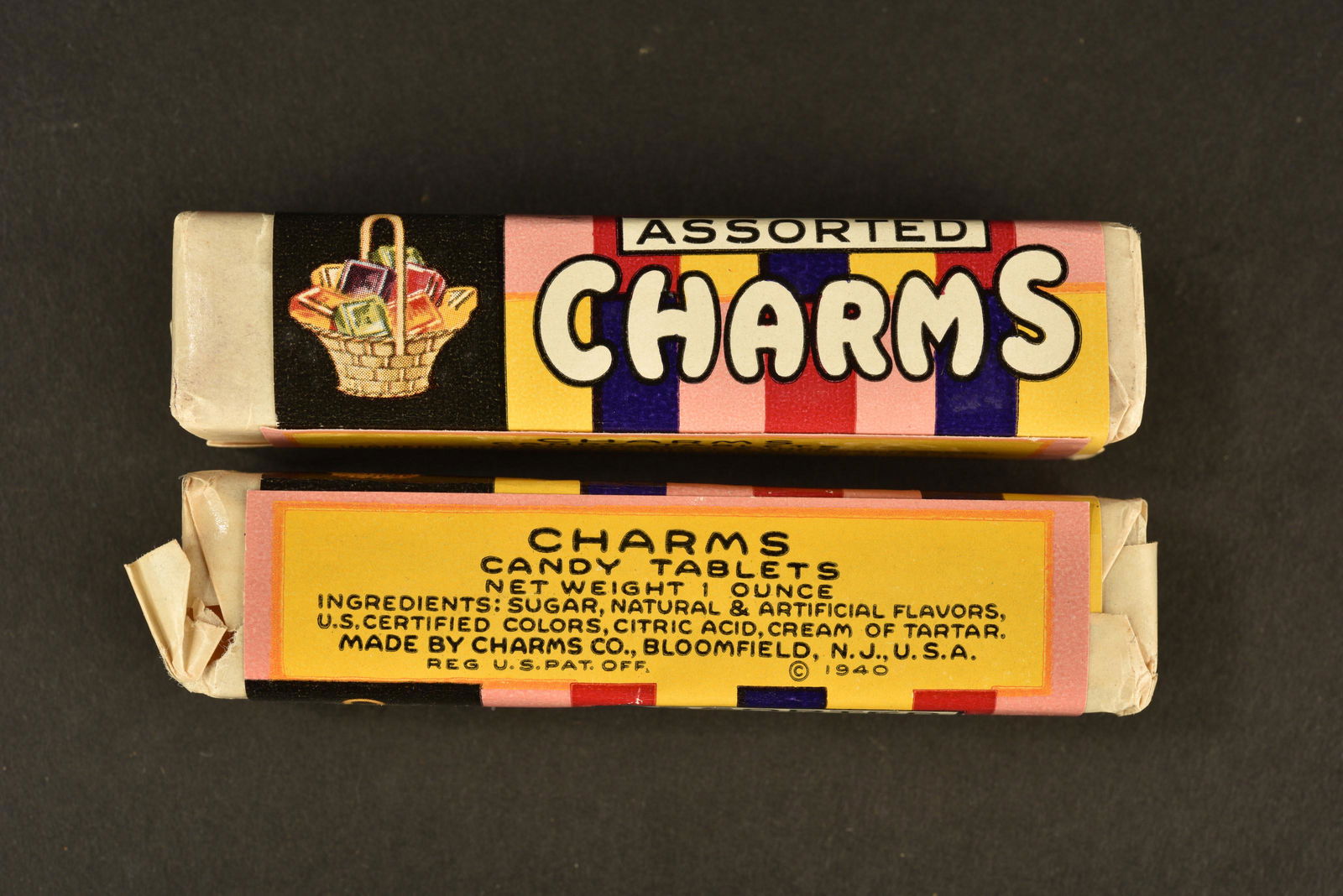 Paquets de bonbons Charms. Charms candy packs: Deux paquets de bonbons, jamais ouvert, en trÃ¨s bon Ã©tat. Fabrication Charms Co Bloomfield NJ USA. A noter une lÃ©gÃ¨re usure et patine des piÃ¨ces. Two packets of candy, never opened, in