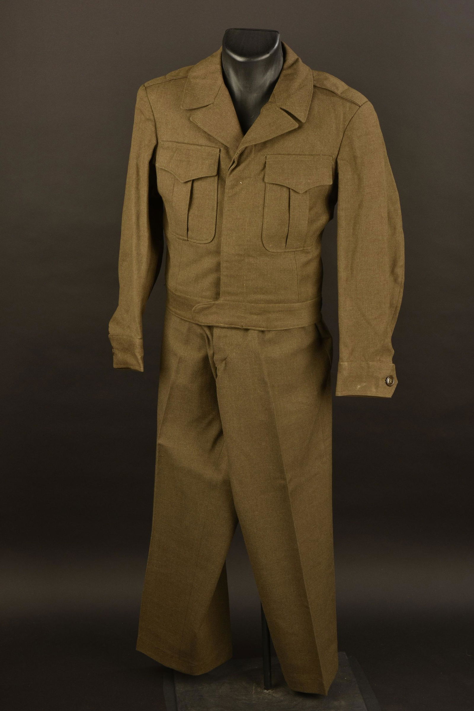 Uniforme de sortie US. US uniform: Comprenant un pantalon de sortie en drap kaki, tous les boutons sont prÃ©sents, bavette anti-gaz complÃ¨te. IntÃ©rieur doublÃ© en tissu coton blanc. Taille W32 L31, Ã©tiquette du fabricant D