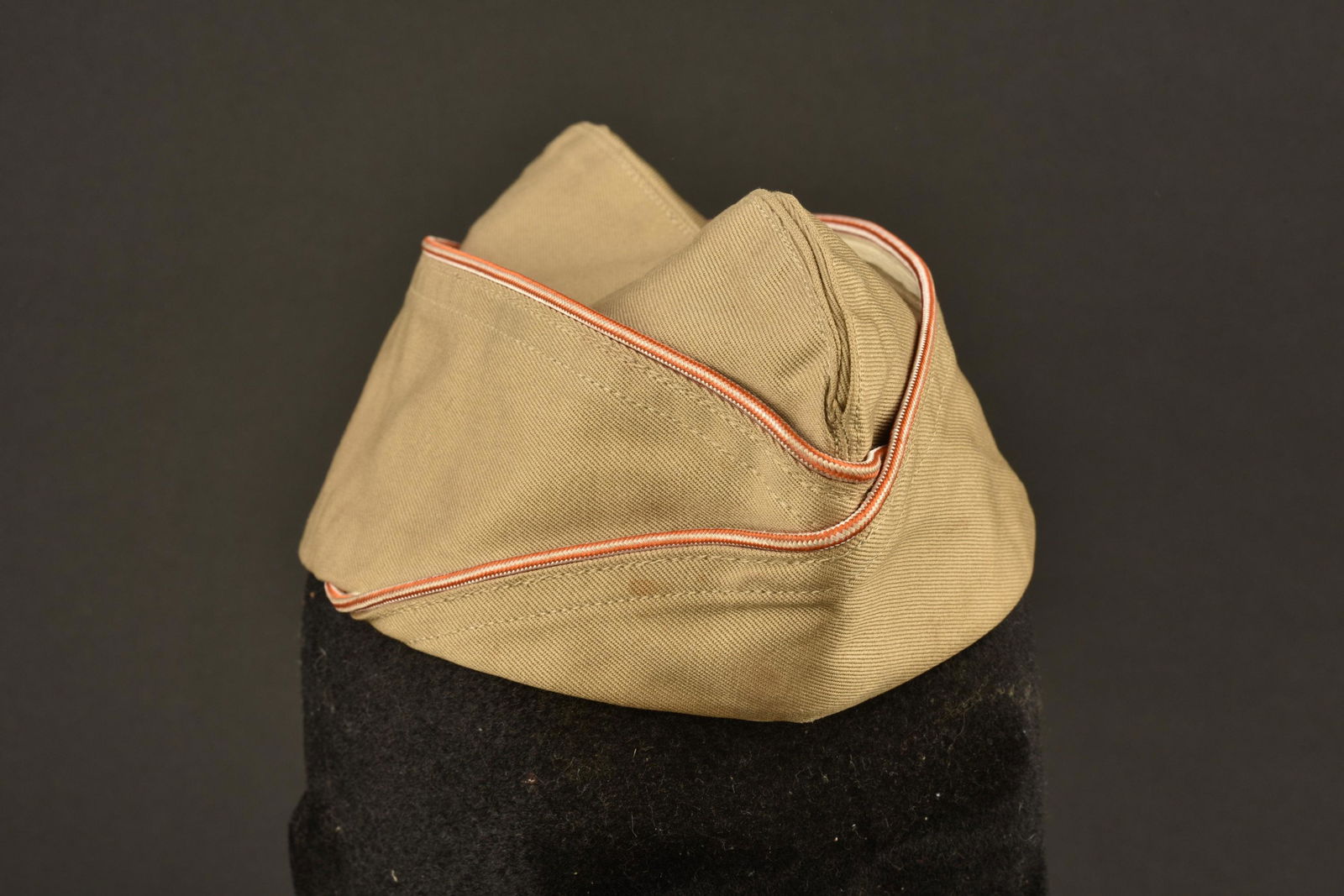Calot du Signal Corps US. US Signal Corps cap: En tissu chino, liserÃ© du Signal Corps. Laundry number L-9059. Etiquette du fabricant Mound City Cap MFG Co, datÃ©e du 27 mars 1942. Taille 6 7/8. A noter une lÃ©gÃ¨re usure de la piÃ¨ce. I