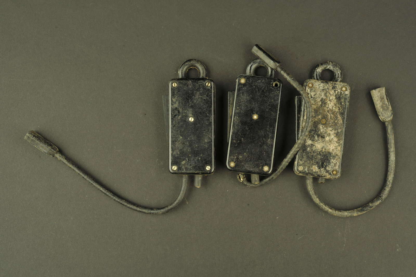 Accessoires microphone SW 141. Microphone accessories: Trois piÃ¨ces en bakÃ©lite, divers fabricants, toutes les piÃ¨ces mobiles sont fonctionnelles. Les prises et les cÃ¢bles sont prÃ©sents, et certains sont dÃ©nudÃ©s. Tous marquÃ©s SW 14