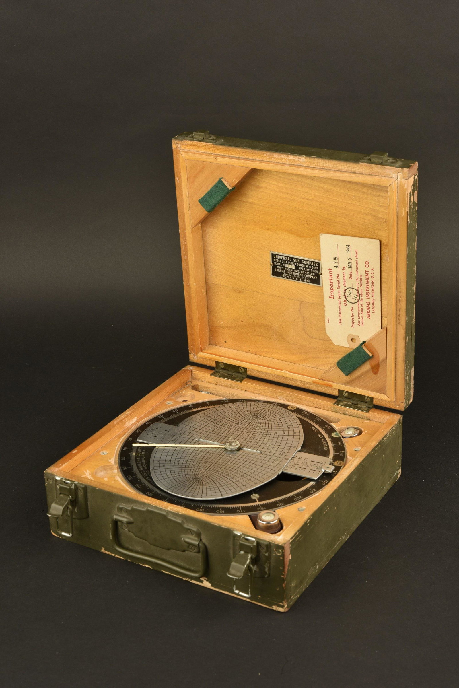 Compas solaire en caisse. Solar compass in box: Caisse en bois, peinture Ã 80%. La poignÃ©e de transport est prÃ©sente. Les crochets de fermeture. Marquages sur le couvercle C of E USA Sun Compass. Plaquette Universal Sun Compass Model SC-1,