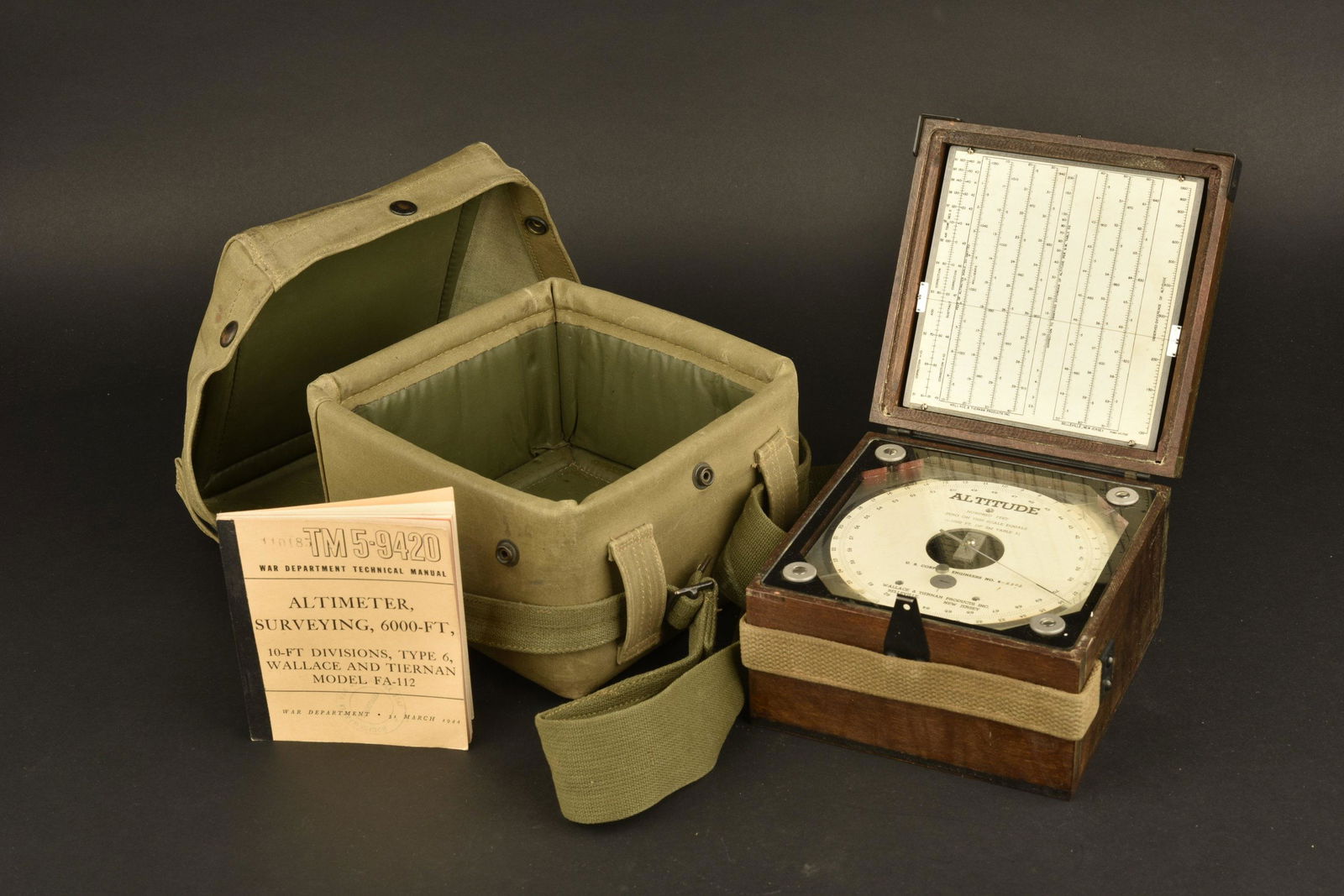 compas USAAF. USAAF compass: Boite en bois, sangle en toile complÃ¨te, le fermoir est complet. Contenant un instrument marquÃ© Altitude Hundred Feet Zero on the Squale Equals, beau marquage Us corps of Engineers NO6-2302. Fab