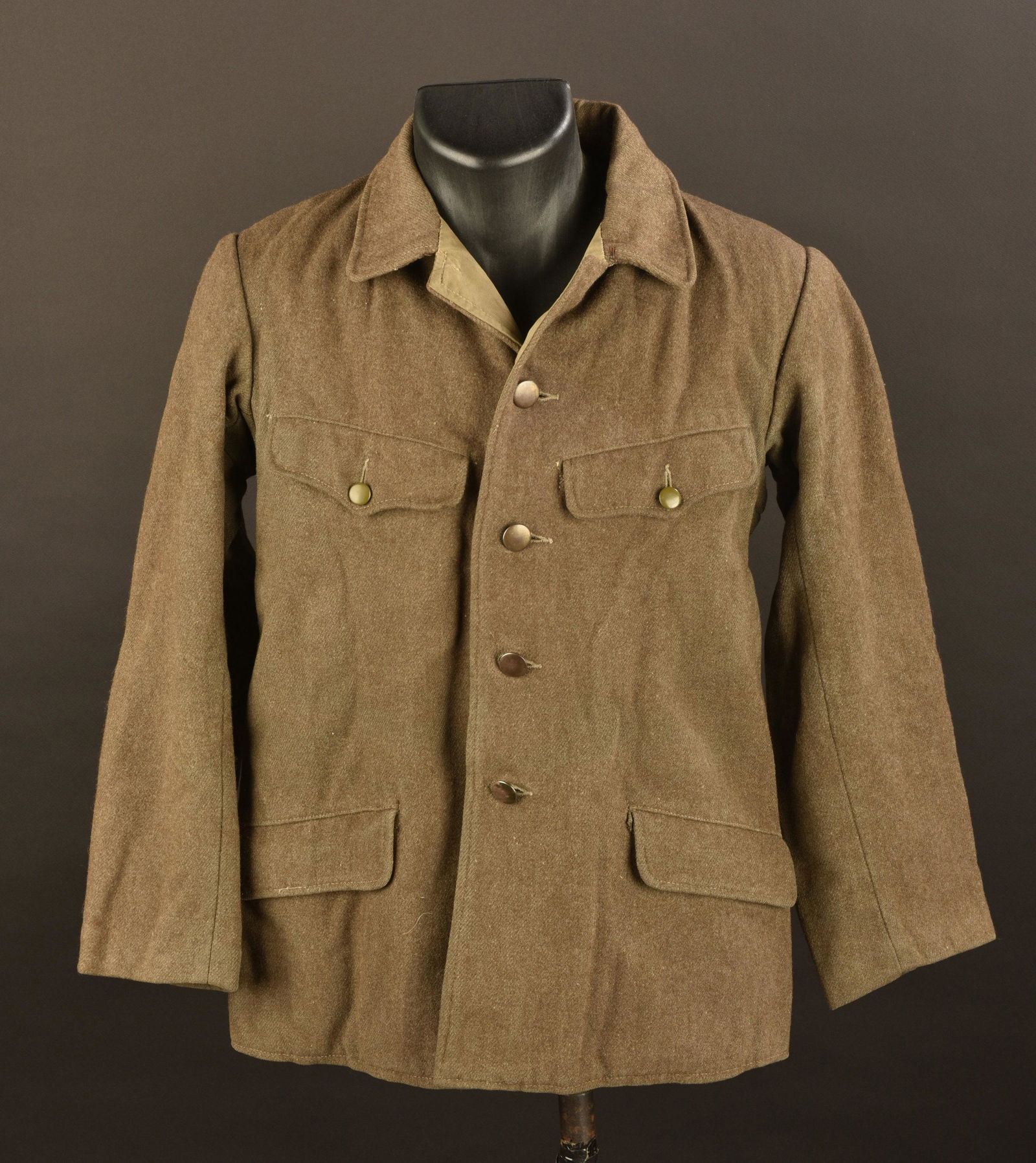 Vareuse japonaise. Japanese tunic.: En drap kaki, tous les boutons sont prÃ©sents. DÃ©pourvue d'insigne. IntÃ©rieur doublÃ© en tissu coton blanc. Reste d'idÃ©ogramme japonais prÃ©sents. A noter une certaine patine de la piÃ
