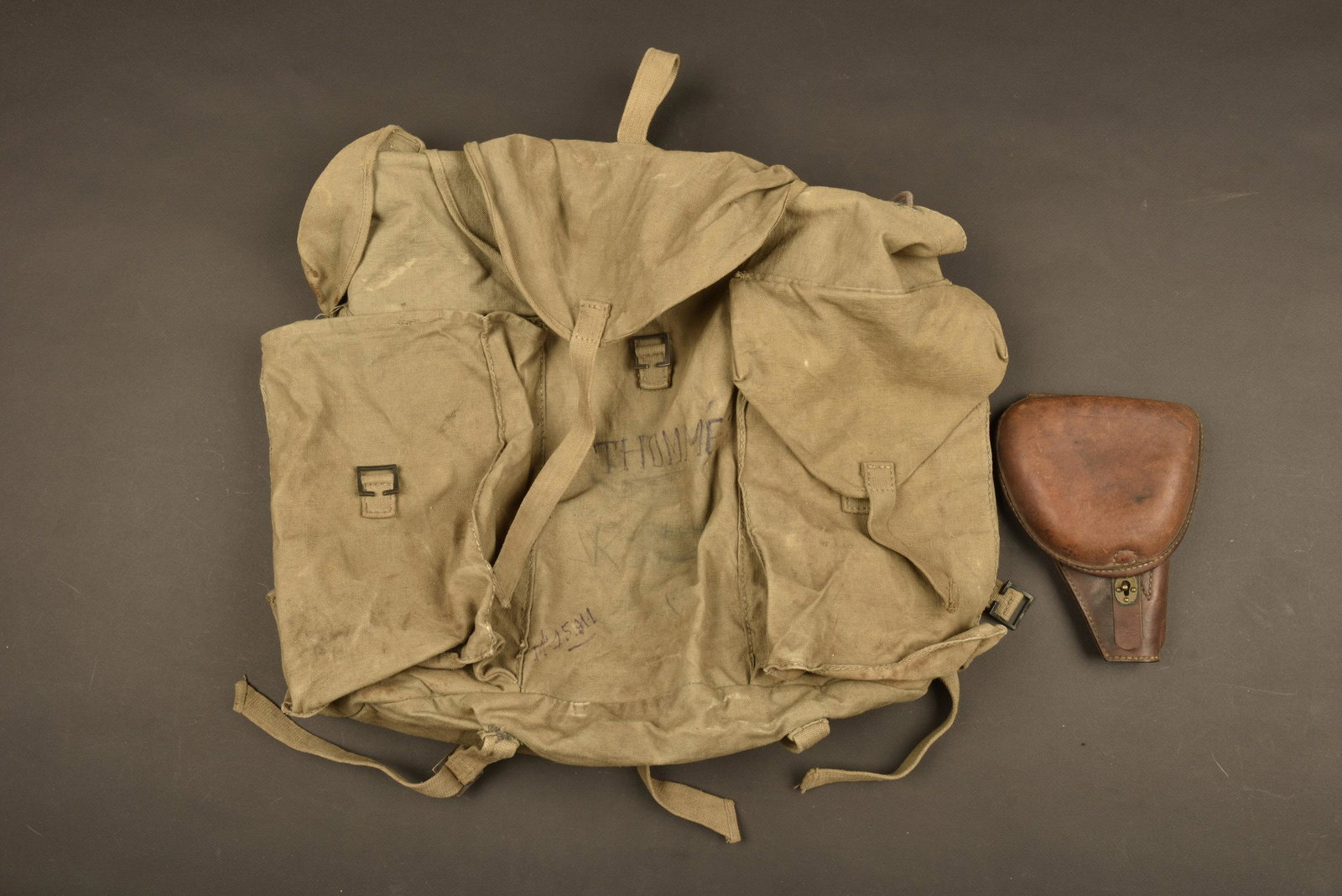 Equipement japonais. Japanese equipment: Comprenant un sac Ã dos en forte toile kaki, toutes les sangles sont prÃ©sentes, marquages Sergent ThommÃ© Maurice. Un holster en cuir marron, marquages japonais visibles sous le rabat. A noter