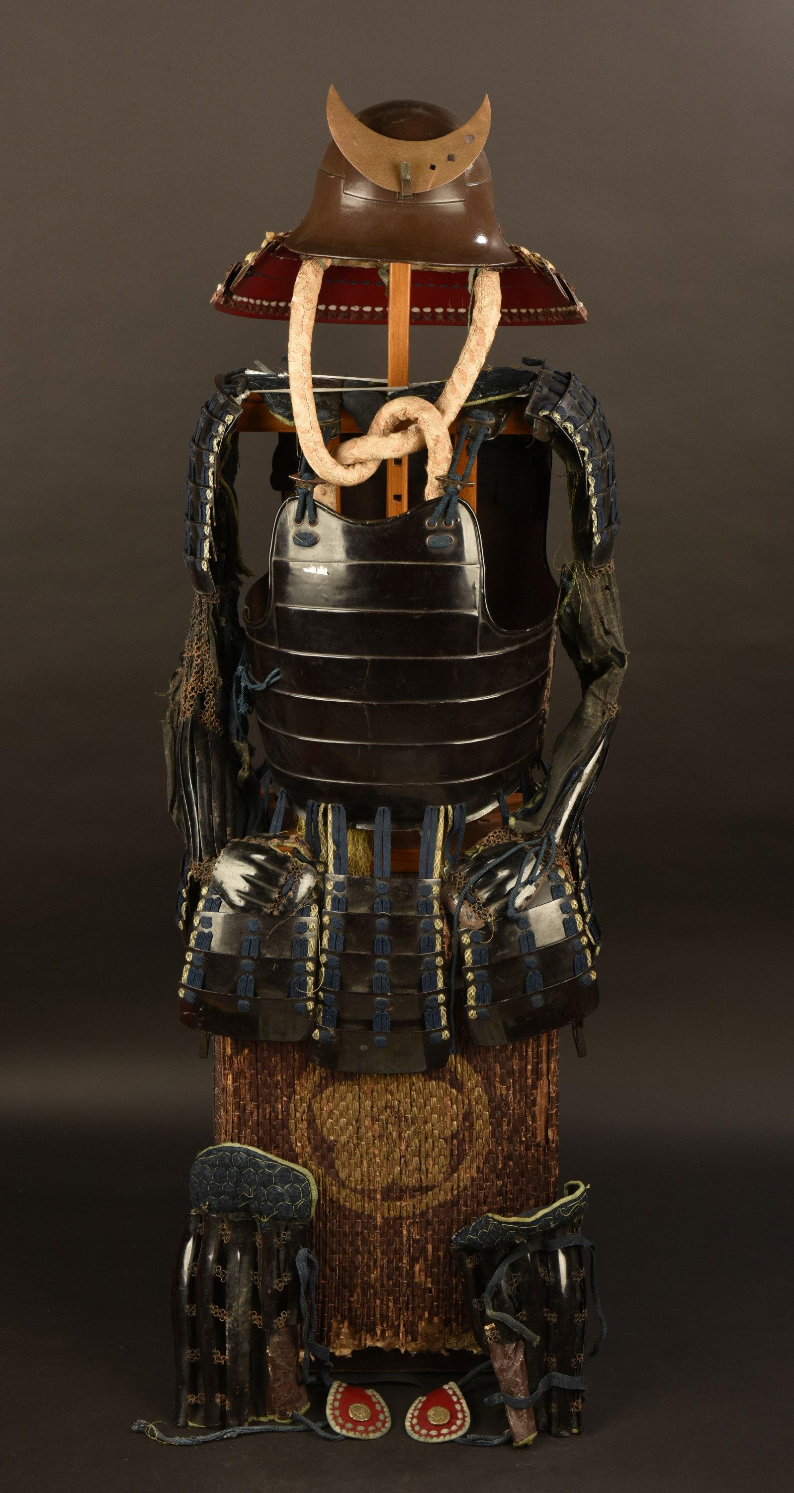 Armure Japonaise. Japanese armor: Composite. Caque de type Etchu-zunari Hineno laquÃ© marron, shikoro ko-manju a 4 lamelles, lacÃ© kebiki de trois couleurs de soie. Fukigaeshi (oreilles) dÃ©rivetÃ©es. Epoque SHOWA. DÃ” (cui