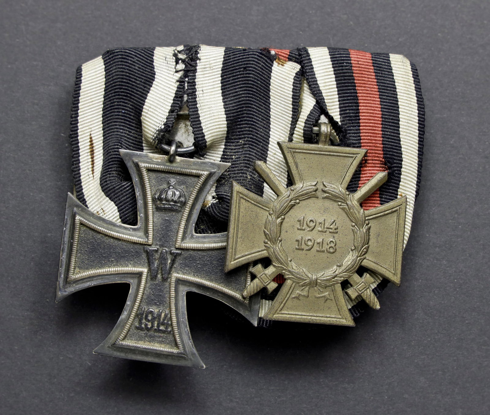 decoration allemande WWI. German WWI Medal: Barette de deux dÃ©corations pendantes. Croix de fer de seconde classe avec ruban, croix 1914-1918, fabrication T & T L. Attache dorsale prÃ©sente. RÃ©parations au scotch au dos. A noter une cer