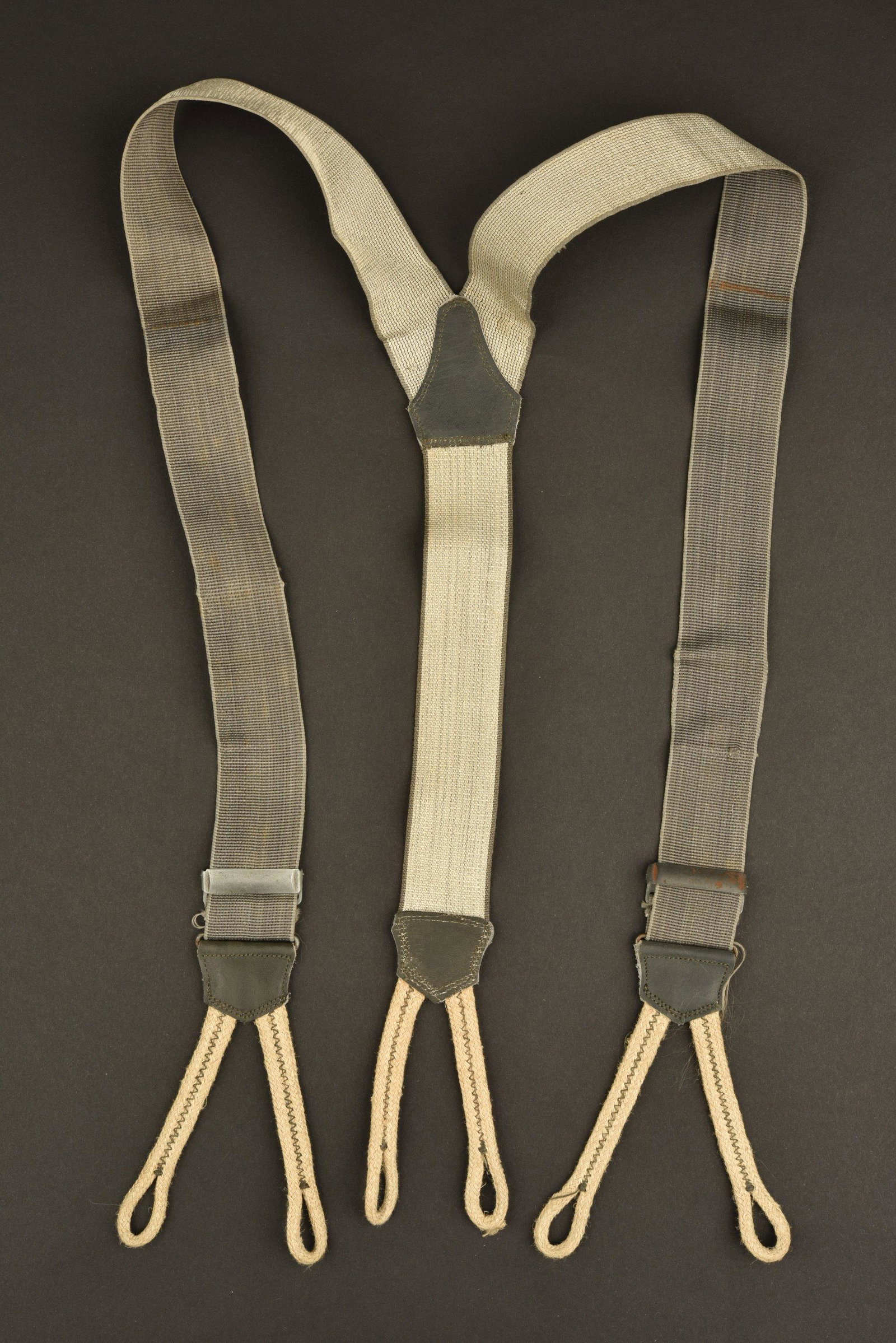 Bretelles de pantalon allemand. German pants suspenders: En tissu Ã©lastique Feldgrau. Les attaches en Ã©pais tissu coton blanc sont complÃ¨tes. Les pattes de rÃ©glage sont complÃ¨tes mais lÃ©gÃ¨rement oxydÃ©es. Elastique dur. A noter une ce