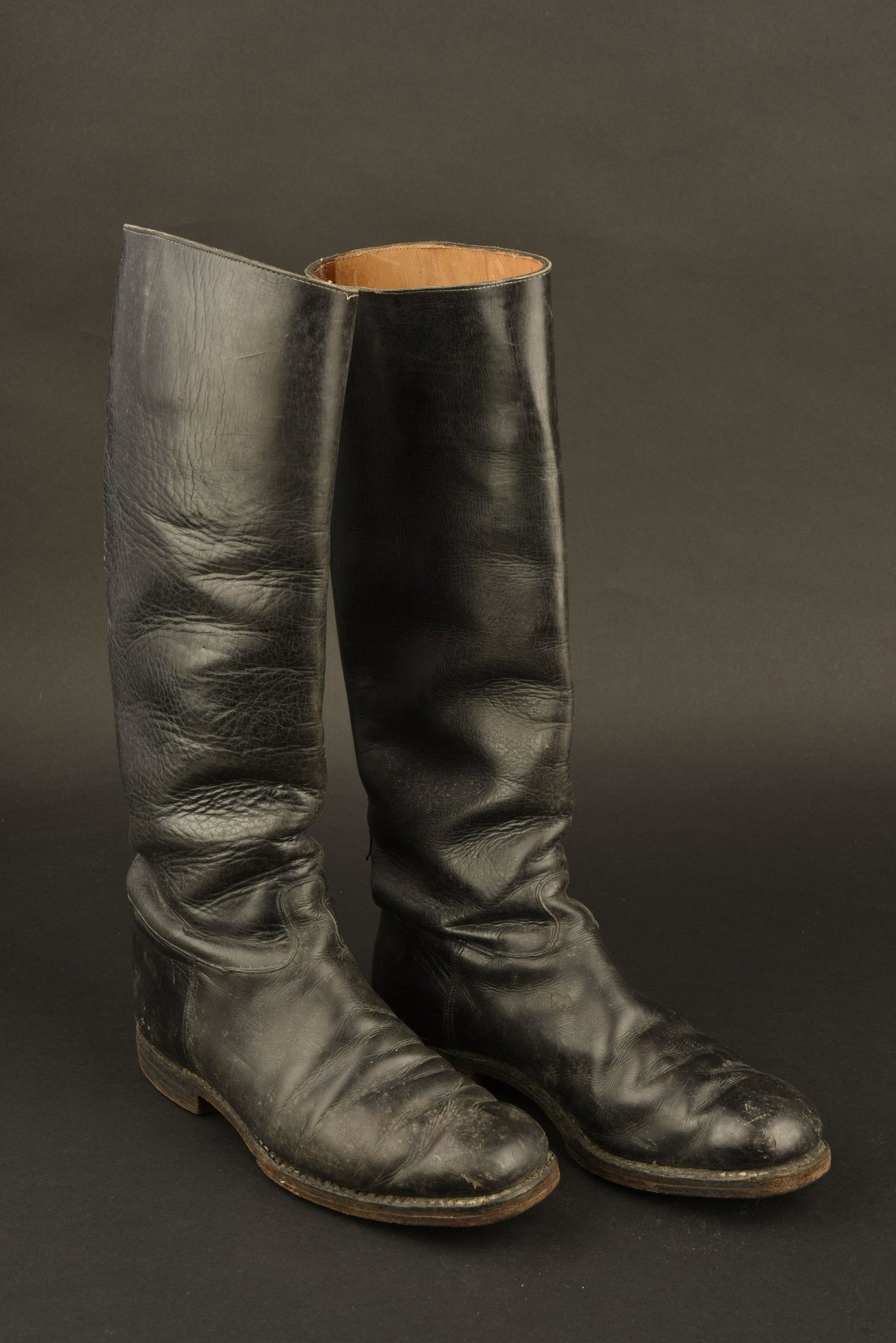 Botte d'officier heer. Heer Officer boots: Tiges hautes en cuir noir. Paire homogÃ¨nes. Sans marquages visibles. Semelles lisses marquÃ©es Rieken 7 W 1/2E, marquages Rieken dans la doublure. Approximativement une pointure 41/42 franÃ§ais