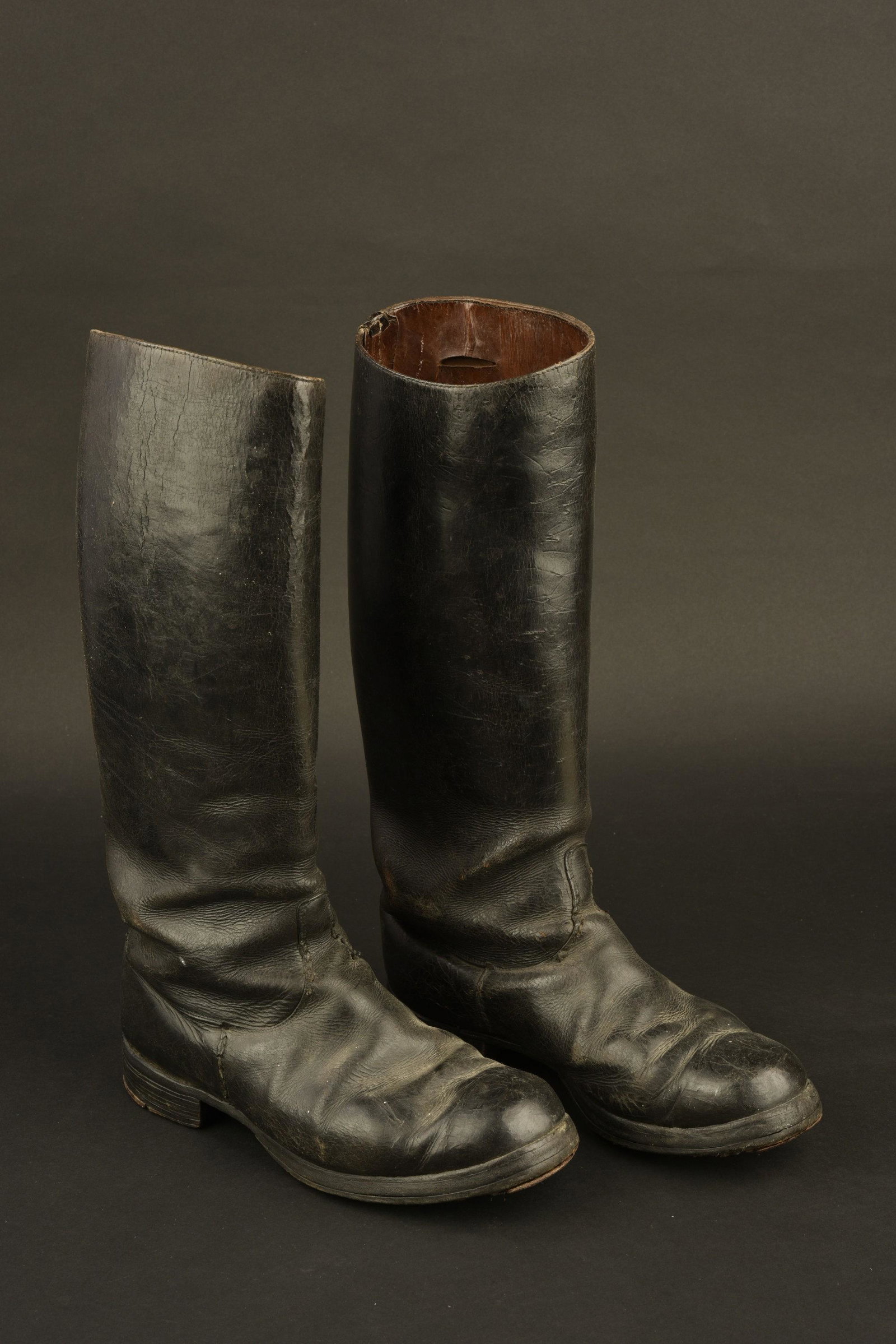 Bottes officier de la Heer. Heer officer boots: Tiges hautes en cuir noir. Paire homogÃ¨nes. Certaines coutures ont Ã©tÃ© renforcÃ©es. Sans marquages visibles. Semelles cloutÃ©es et ferrÃ©s. Approximativement une pointure 41/42 franÃ§