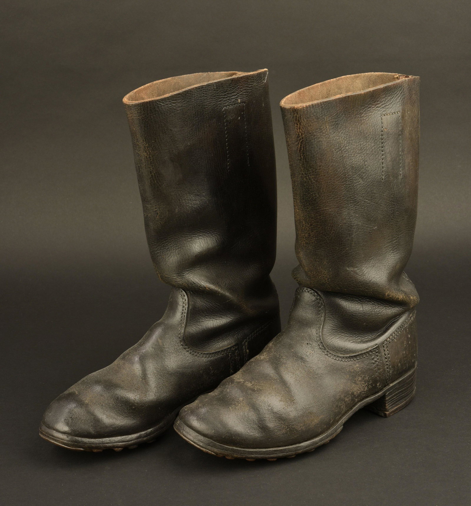 Bottes troupe. German Troop boots: Tiges courtes en cuir grenelÃ© noir, paire parfaitement homogÃ¨ne, semelles cloutÃ©es et ferrÃ©es. Reste de marquages illisibles. Approximativement une pointure 40/41 franÃ§aise. A noter une