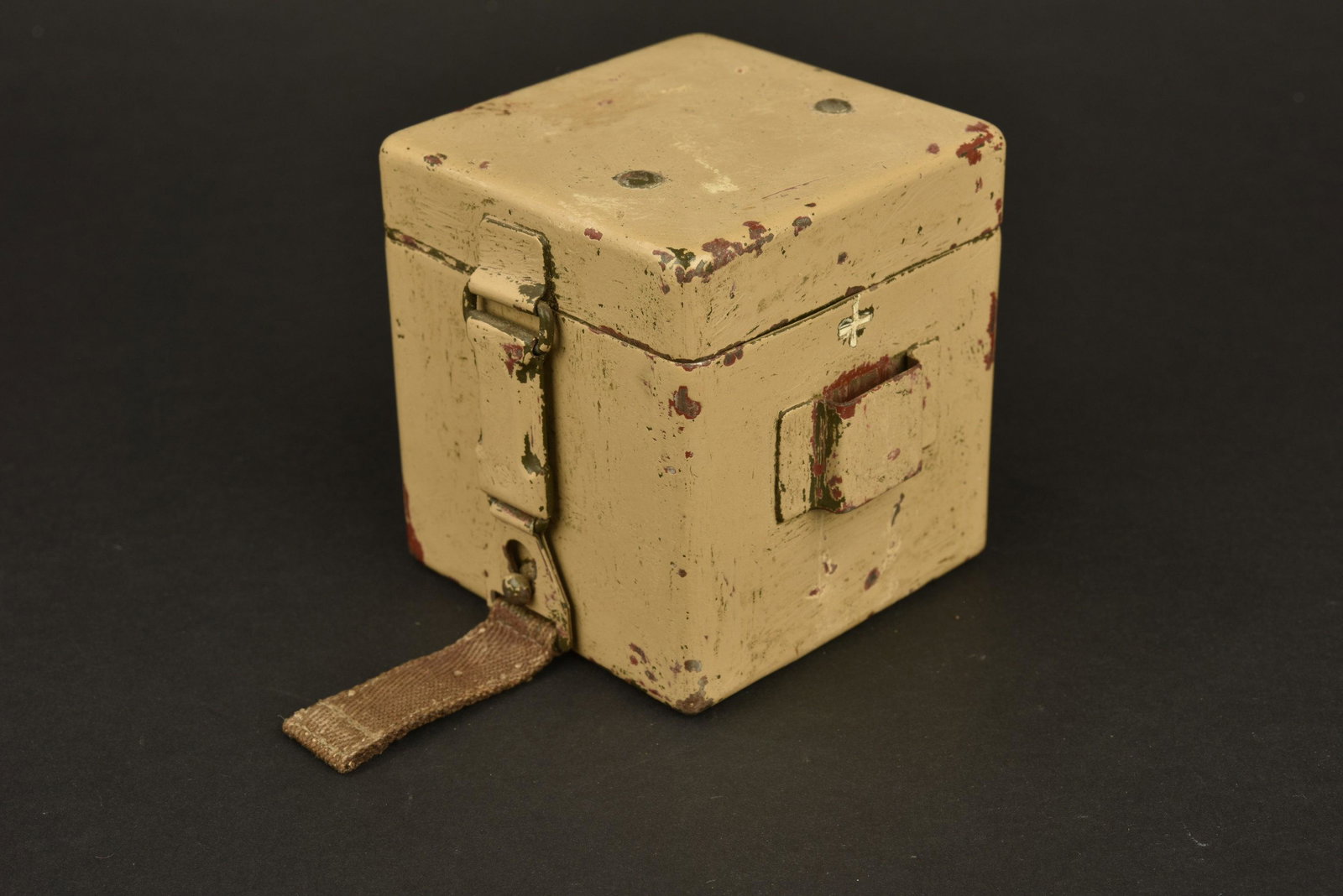 Boite a pile pour optique. Battery box for optics: En mÃ©tal, peinture Feldgrau recouverte d'une peinture jaune sable Ã 80%. Le systÃ¨me de fermeture est complet. Vide. Marquages WAA C28 sous le couvercle et DDV. A noter une certaine usure et p