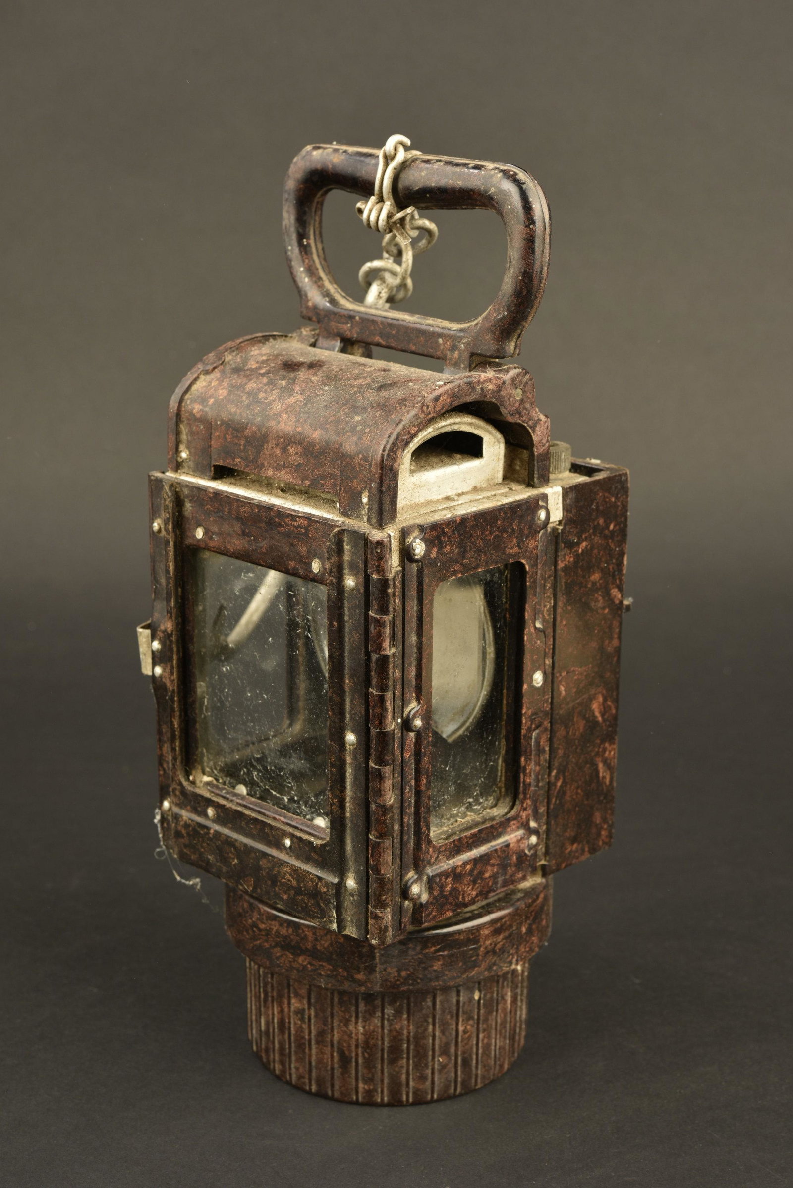 Lanterne en bakelite allemande. German Bakelite lamp: En bakÃ©lite marron, la poignÃ©e de transport est prÃ©sente, ainsi que le crochet de suspension. Tous les verres sont prÃ©sents. RÃ©servoir Ã carbure Ã©galement en bakÃ©lite. Ensemble