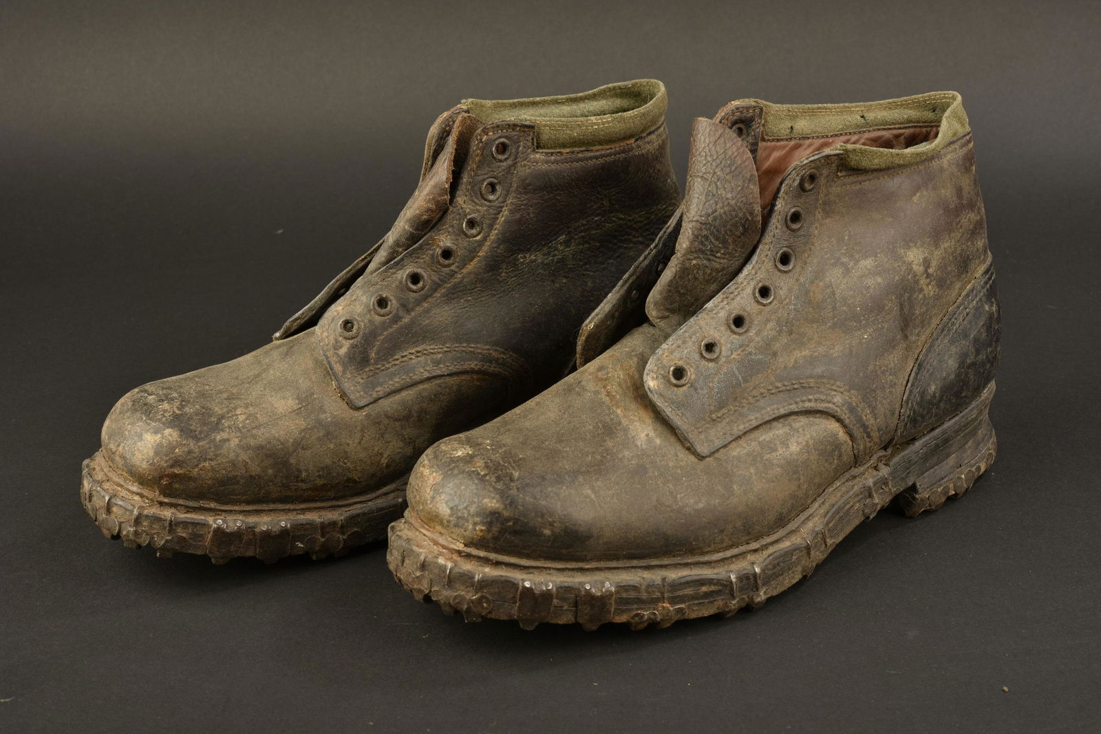 Brodequins de Gebirgsjager. Boots from Gebirgsjager: Paire homogÃ¨ne en cuir noir. Haut des chaussures disposant d'une bande en tissu Felgrau. Sept Å“illets de laÃ§age. Les lacets en cuir sont absents. Semelles ferrÃ©es et cloutÃ©es. Marquage