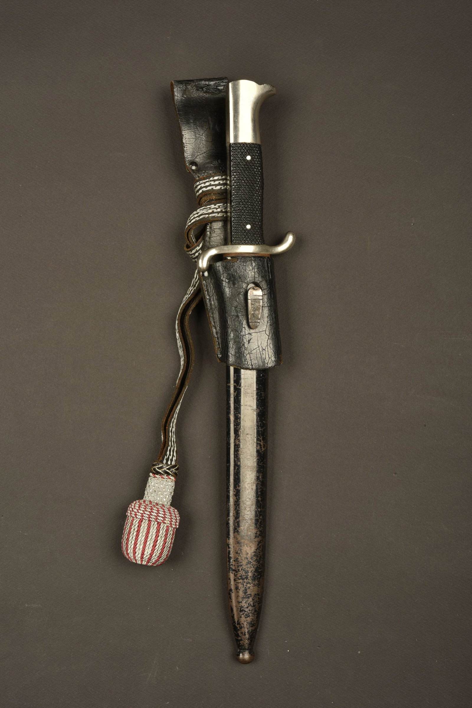 Baionnette de sortie allemande. German Bayonet: Plaquettes en bakÃ©lite noire, garniture en mÃ©tal nickelÃ©. Lame complÃ¨te, longueur 25 cm. Quelques marques d'usures visibles, ainsi que des manques. Fabrication Robert Klaas Solingen. Fourr
