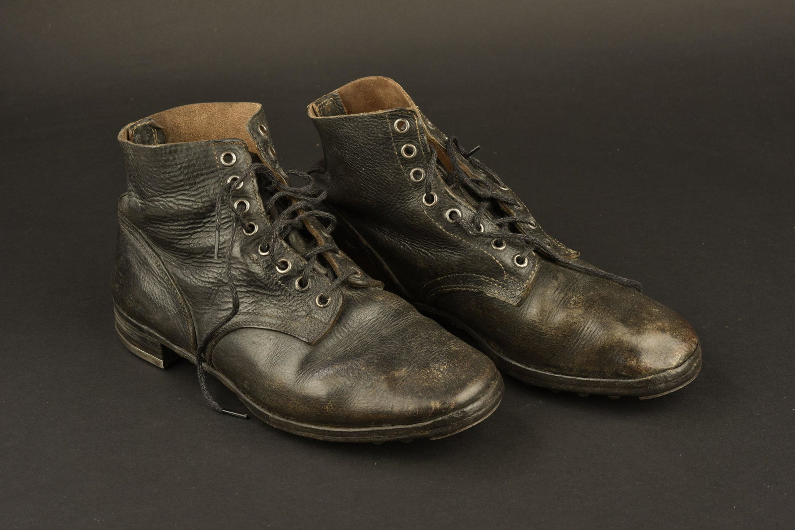 Brodequins allemand. German ankle boots.: En cuir lisse noir, huit Å“illets de laÃ§age. Les lacets sont postÃ©rieurs. Paire homogÃ¨ne. Semelles cloutÃ©es et ferrÃ©es. Marquages sous la semelle 42 Keise. Approximativement une poin