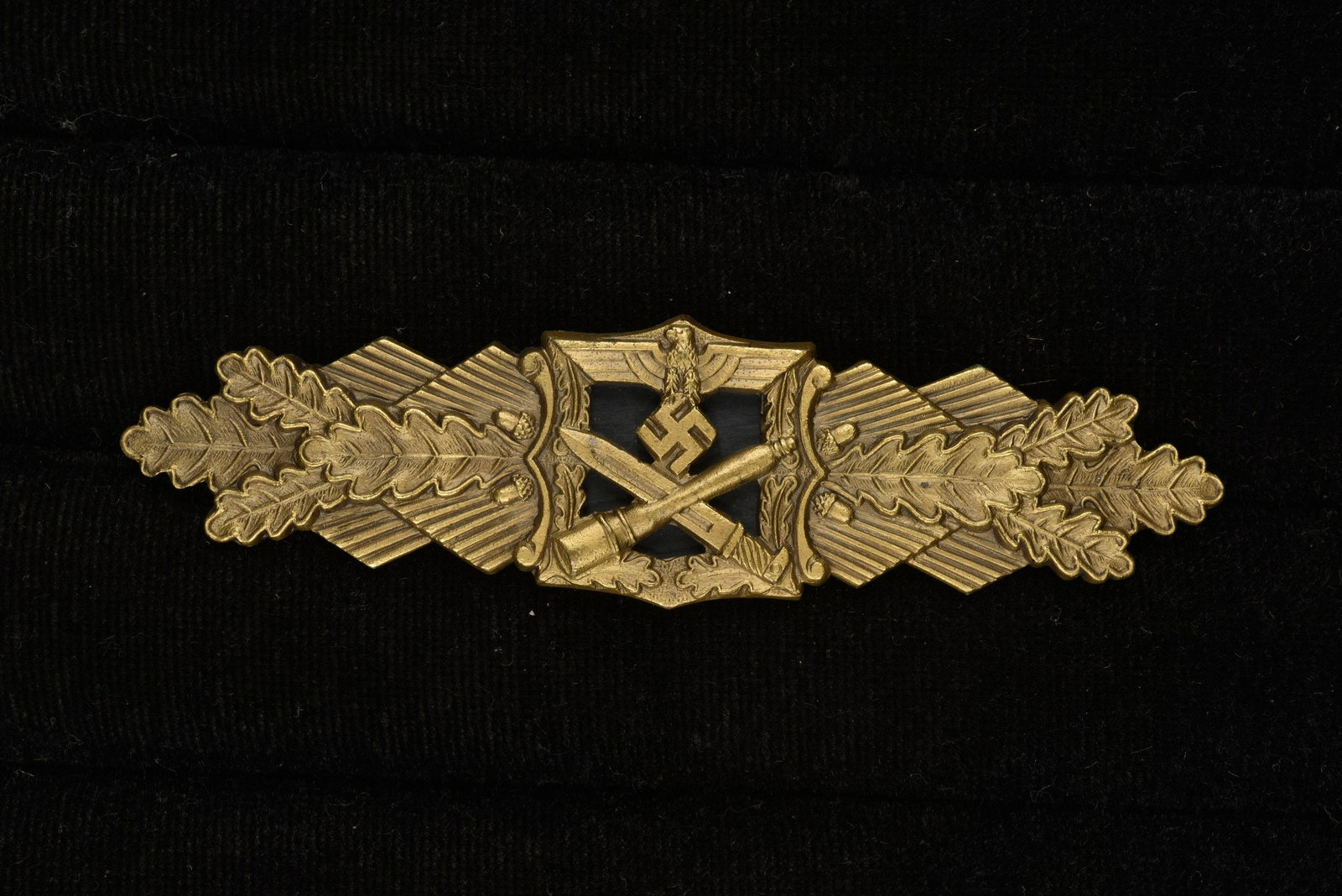 Nahkampfspange en bronze dans son papier d: ModÃ¨le en bronze, partie centrale en mÃ©tal noir. Marquages Fec WE Peekhaus Berlin, Ausf AGMuK Gablonz, attache complÃ¨te. Papier d'emballage d'origine, prÃ©sentant quelques manques. A noter 