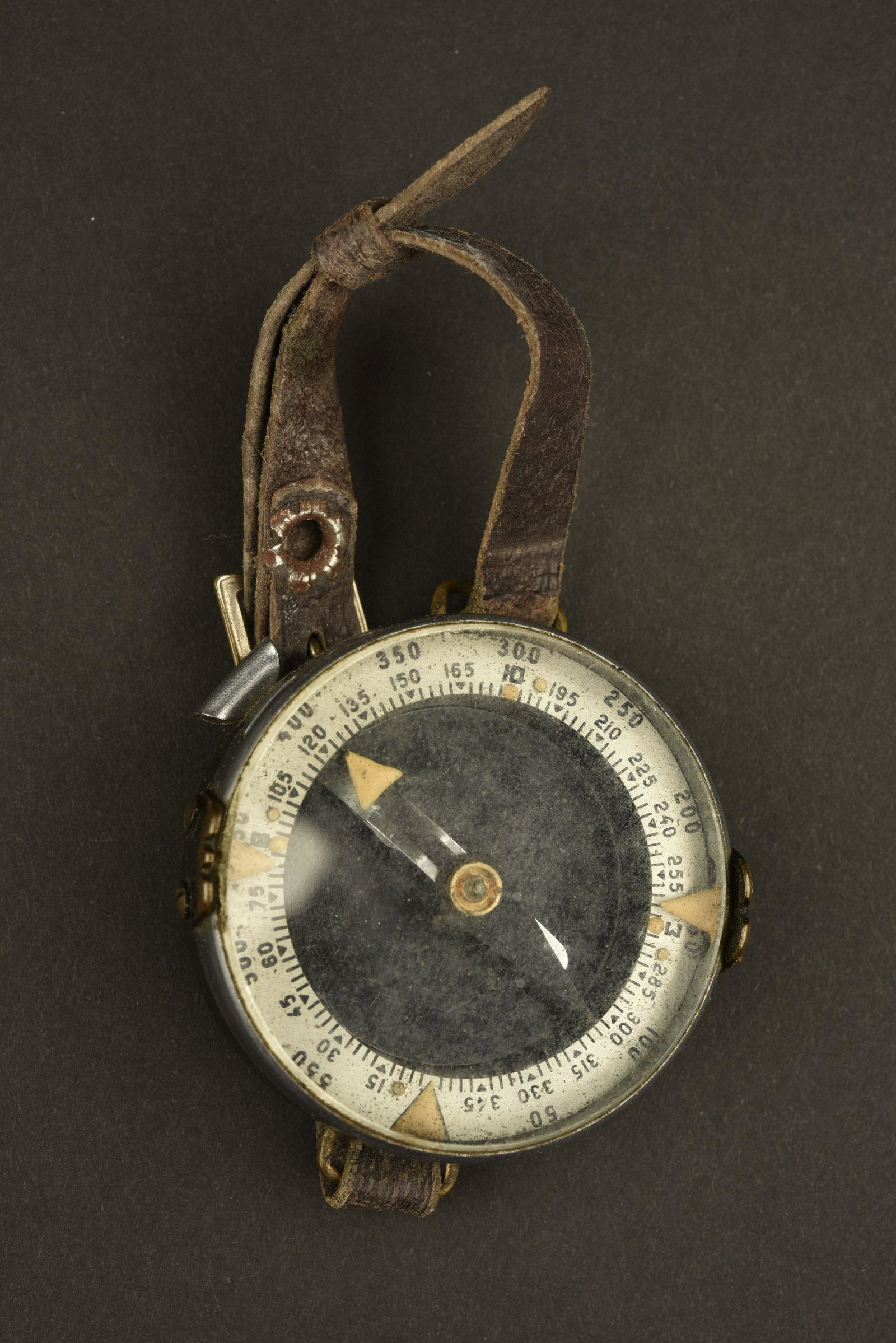 Boussole de poignee russe. Russian handle compass.: Bracelet en cuir marron, fermoir complet. Non fonctionnelle, en bakÃ©lite et mÃ©tal. Marquages russes au dos, datÃ©e 1941. A noter une certaine usure et patine de la piÃ¨ce. Brown leather stra