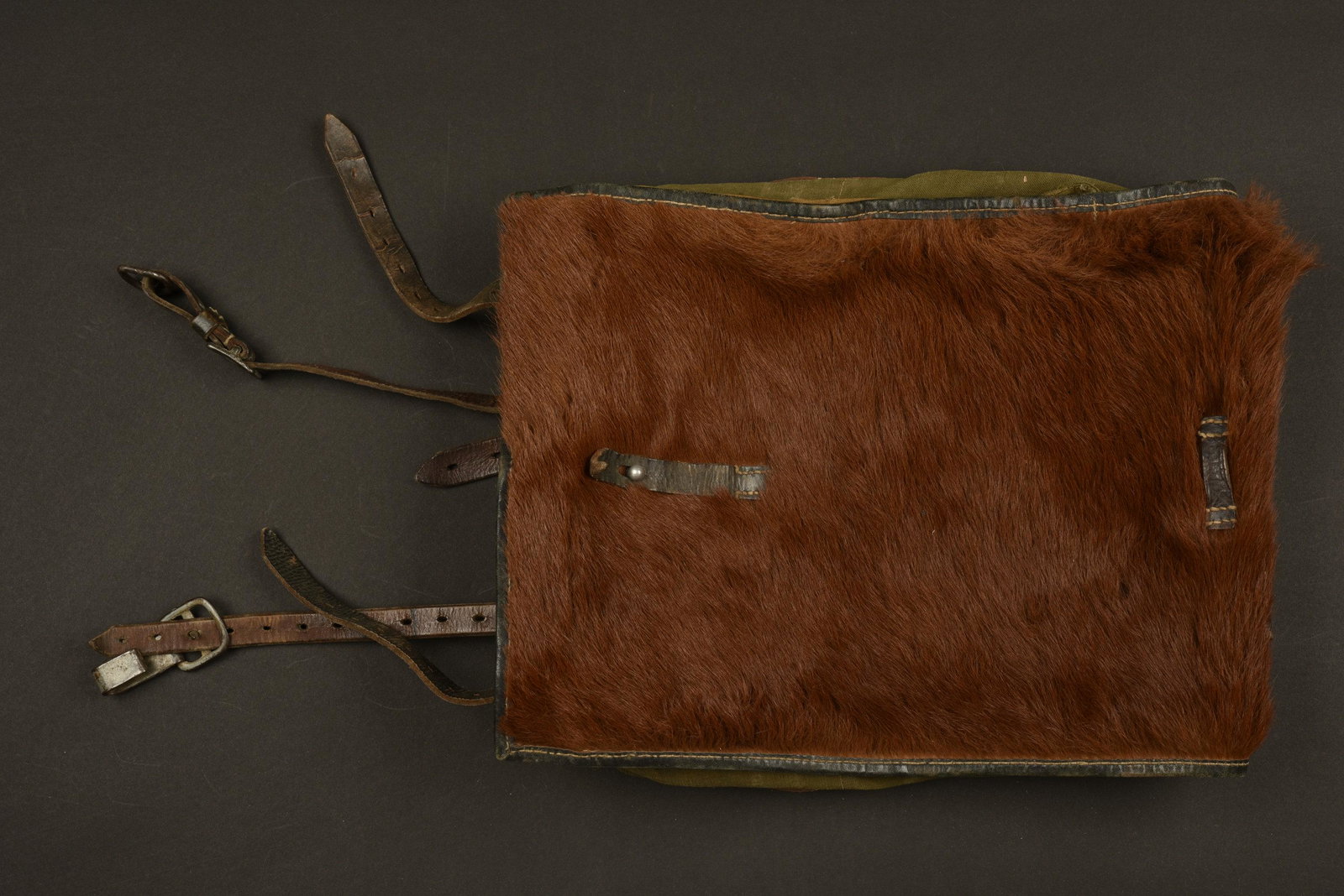 Sac a dos poils de vache. Cow hair backpack: En toile Feldgrau, et cuir noir. Poils de vache rousse. Bretelles prÃ©sentes type brelage, incomplÃ¨tes. Fabrication Franz Brehme Walsrode 1940. Indication nominative illisible. A noter une certai