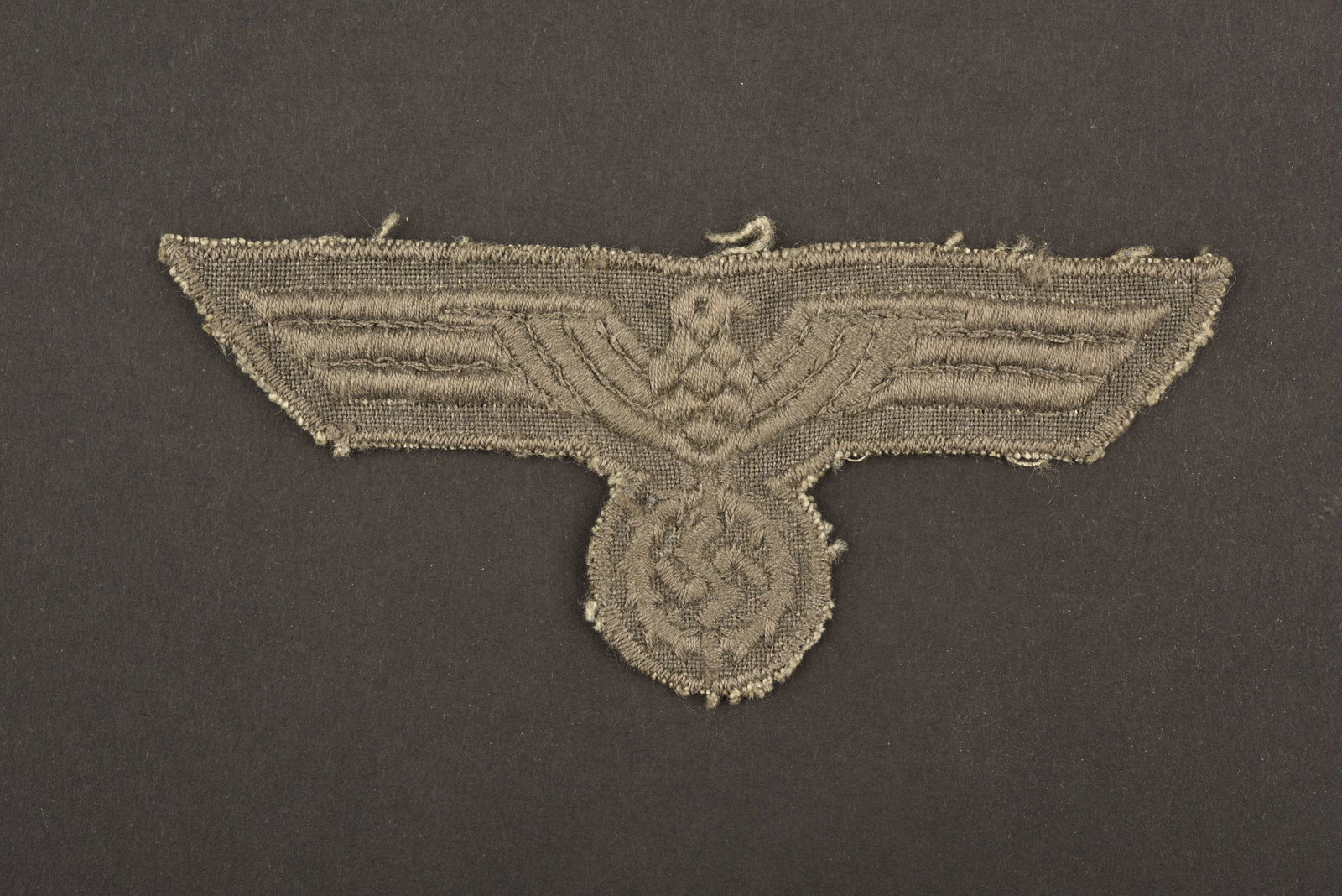 Aigle de poitrine de la Heer. Heer's breast eagle: Modele tardif, tisse. Visiblement jamais monte. A noter une legere usure et patine de la piece. Late model, woven. Obviously never mounted. Note a slight wear and patina of the part. Photos supplÃ©m