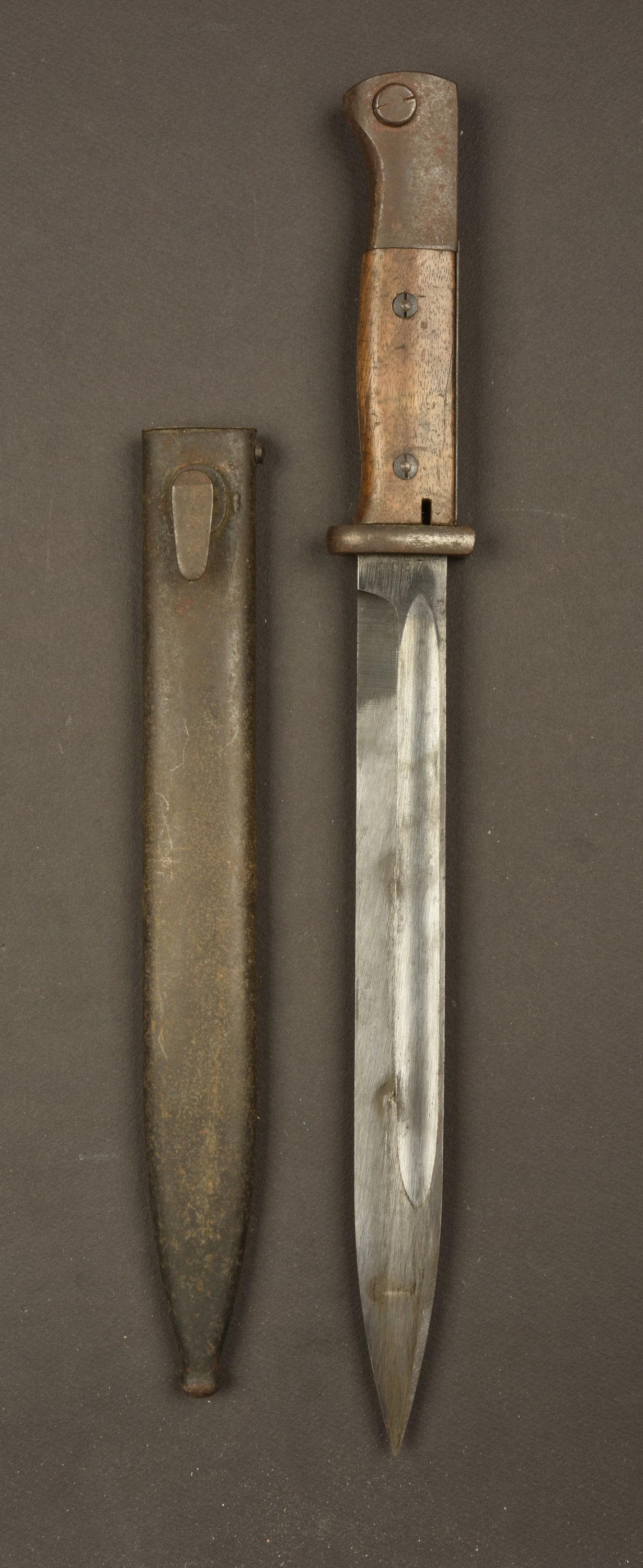 Baionnette 98K. 98K Bayonet: Plaquettes en bois, maintenues par deux rivets. Lame dans sa couleur d'origine a 95%, fabrication 43a, numero 2937o. Fourreau en metal, couleur d'origine a 20%, numÃero illisible. Fabrication COF44. 
