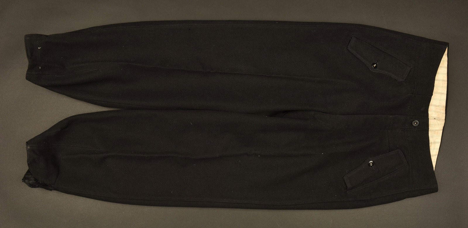 Pantalon Panzer. German Panzer Trousers: Fabrication tailleur en drap noir. Tous les boutons sont presents. Interieur double en tissu civil. Poches de hanche en biais, fermant par un bouton. Le lacet au bas des jambes est manquant. Sans marq