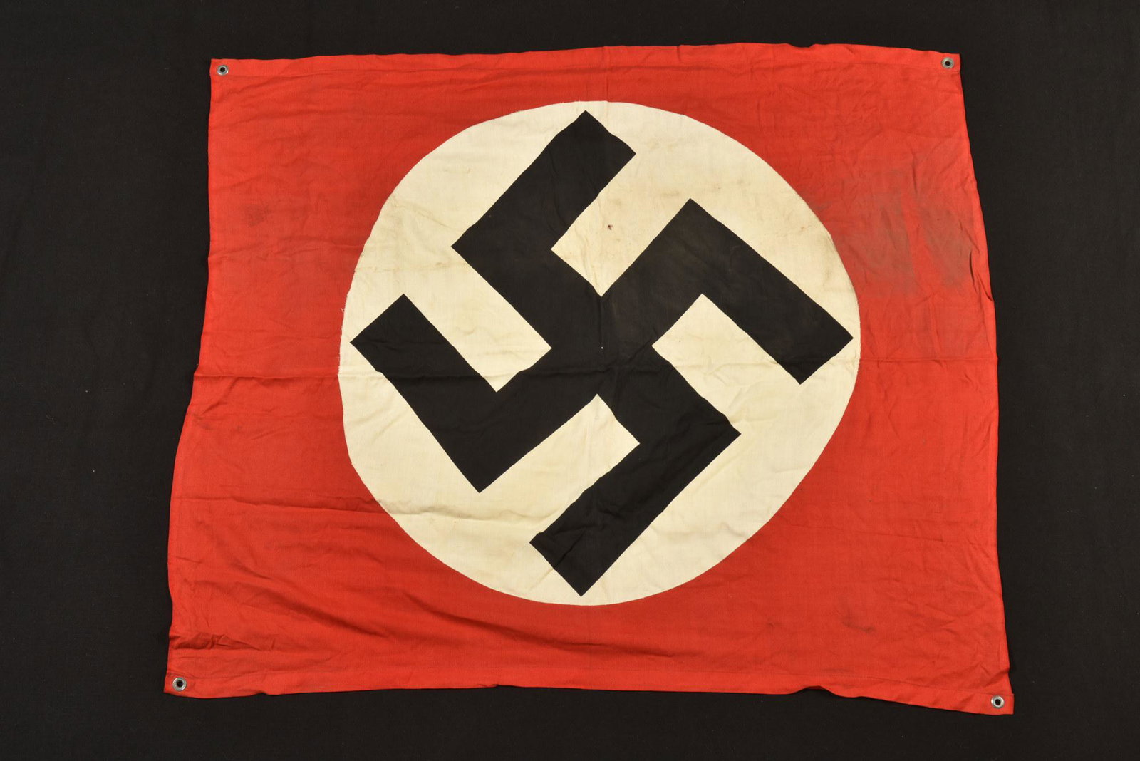 Drapeau de signalisation de véhicule. German flag.: En tissu coton rouge. Un oeillet a chaque coins du drapeau. Insigne national imprime et rapporte. Dimensions 120 x 100 cm. A noter une certaine usure et patine de la piece, ainsi que quelques tÃ¢che
