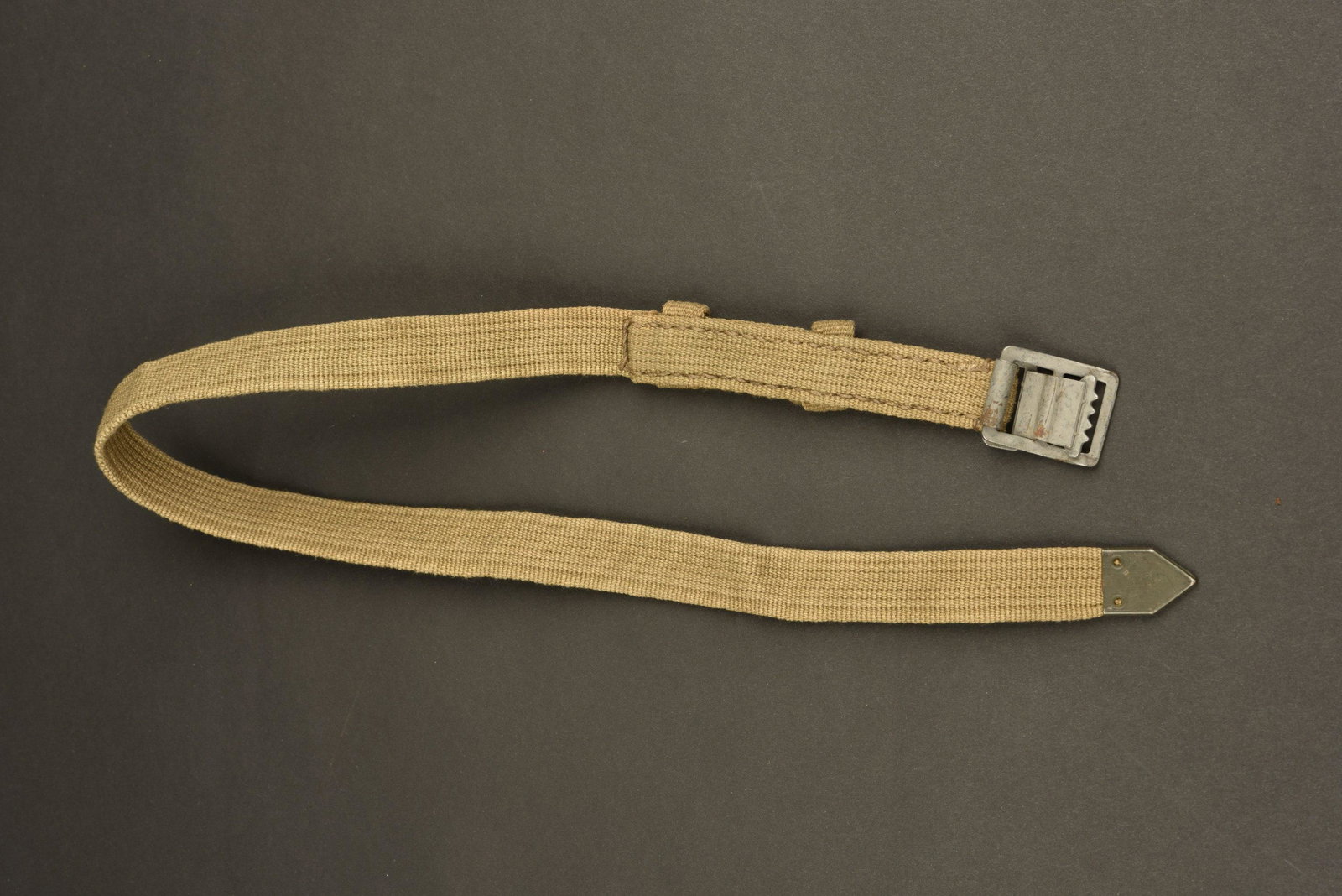 Sangle pour gamelle allemande. Strap for German bowl: En toile sable, deux passants presents et non mobile. Bouclerie en metal, couleur d'origine Ã 90%, marquee WMF. Bout de la sangle renforcee en mÃ©tal, beau marquage LUX. A noter une legere usure 