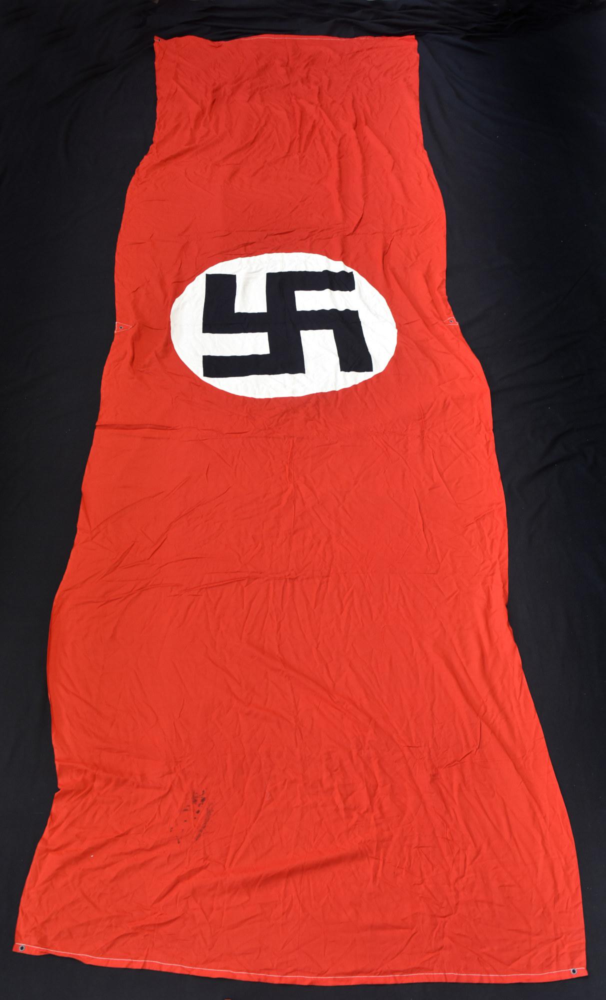 German LW flag. Drapeau allemand: En tissu coton rouge, mono face. Nombreux d'oeillets de fixation. Dimensions 150 x 480 cm. Insigne national imprime et rapporte. A noter une legere usure et patine de la piece, ainsi que quelques tach