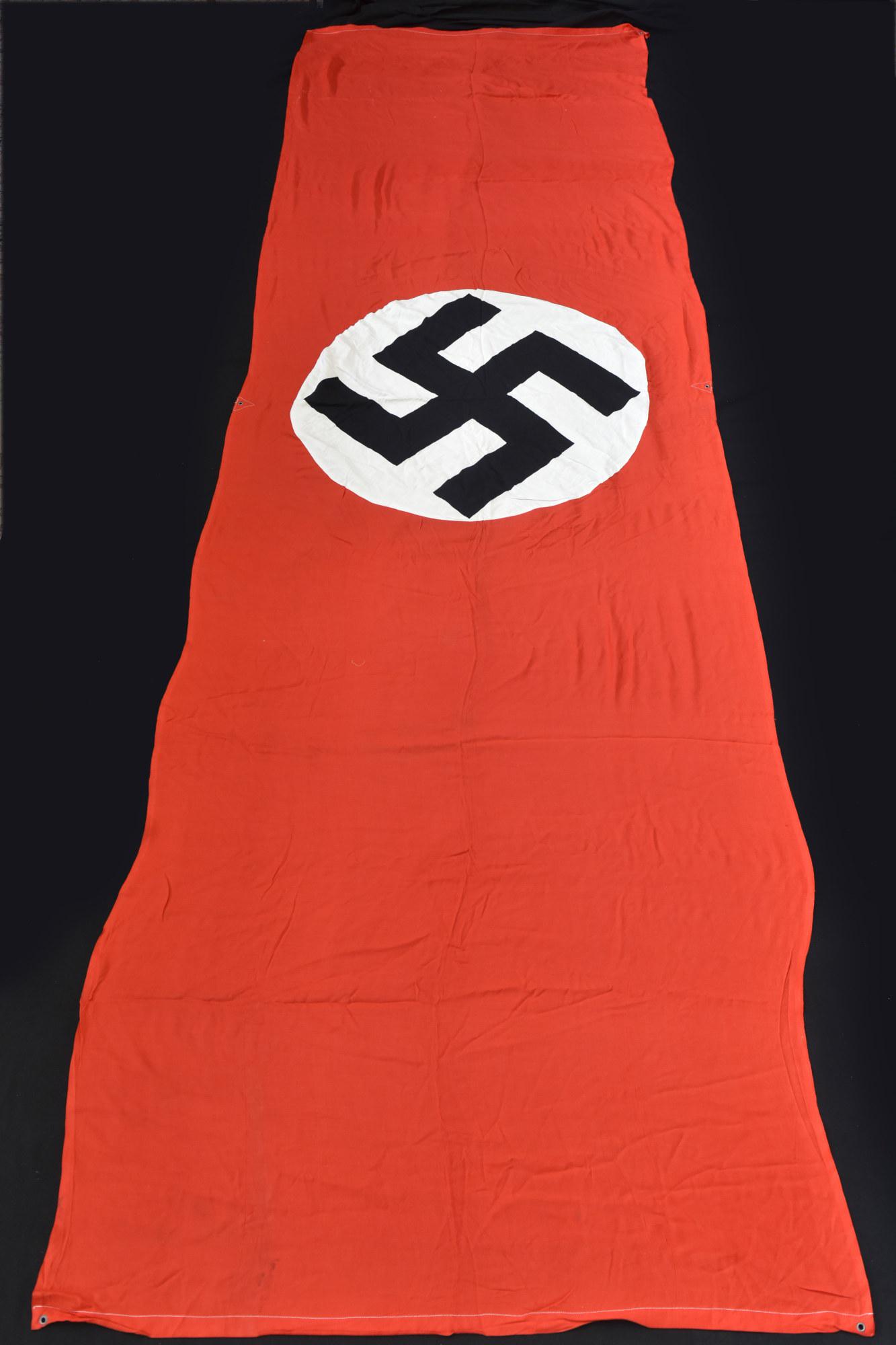 Drapeau d'identification de pistes d'atterrissage.: En tissu coton rouge, mono face. Nombreux d'Å“illets de fixation. Dimensions 150 x 500 cm. Insigne national imprimÃ© et rapportÃ©. A noter une lÃ©gÃ¨re usure et patine de la piÃ¨ce, ainsi