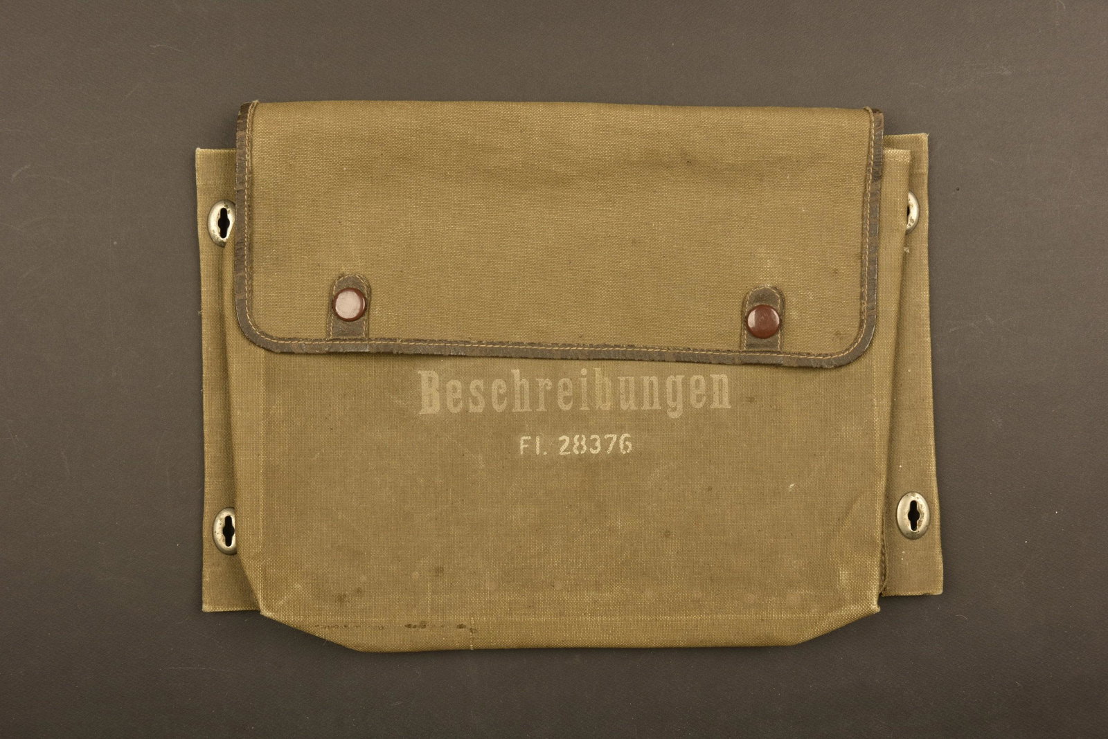 Pochette Beschreibungen FL 28376. Beschreibungen pouch: En forte toile Feldgrau, les boutons pressions sont fonctionnels. Cadre dorsale, disposant de quatre pieces metalliques, permettant de fixer des tetons. Marquages sur la face avant Beschreibungen FL 2