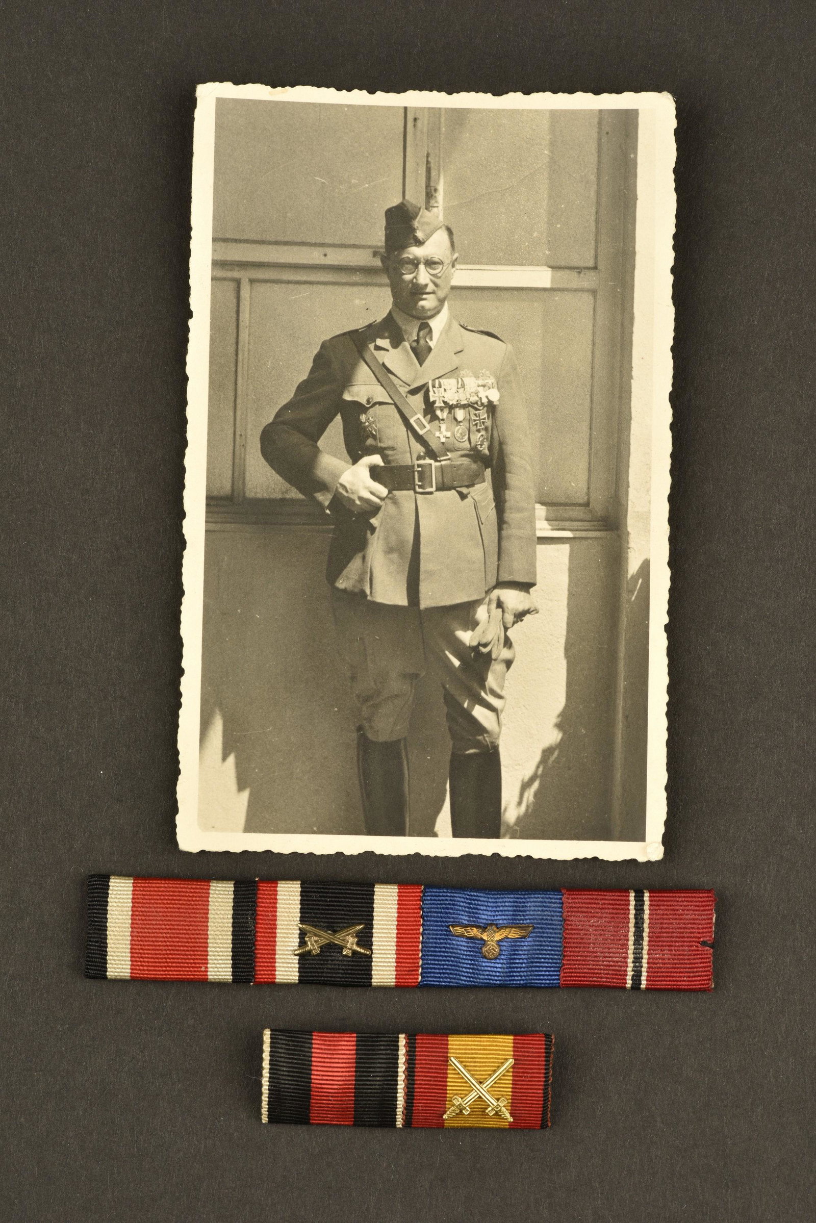 Legion Condor decoration set. Decoration Legion Condor: Comprenant une barrette de rappel de la Croix de fer de seconde classe, de la KVK avec glaive, de la medaille de service dans la Heer, et de la medaille du Front de l'Est, modele sans attache, trace d