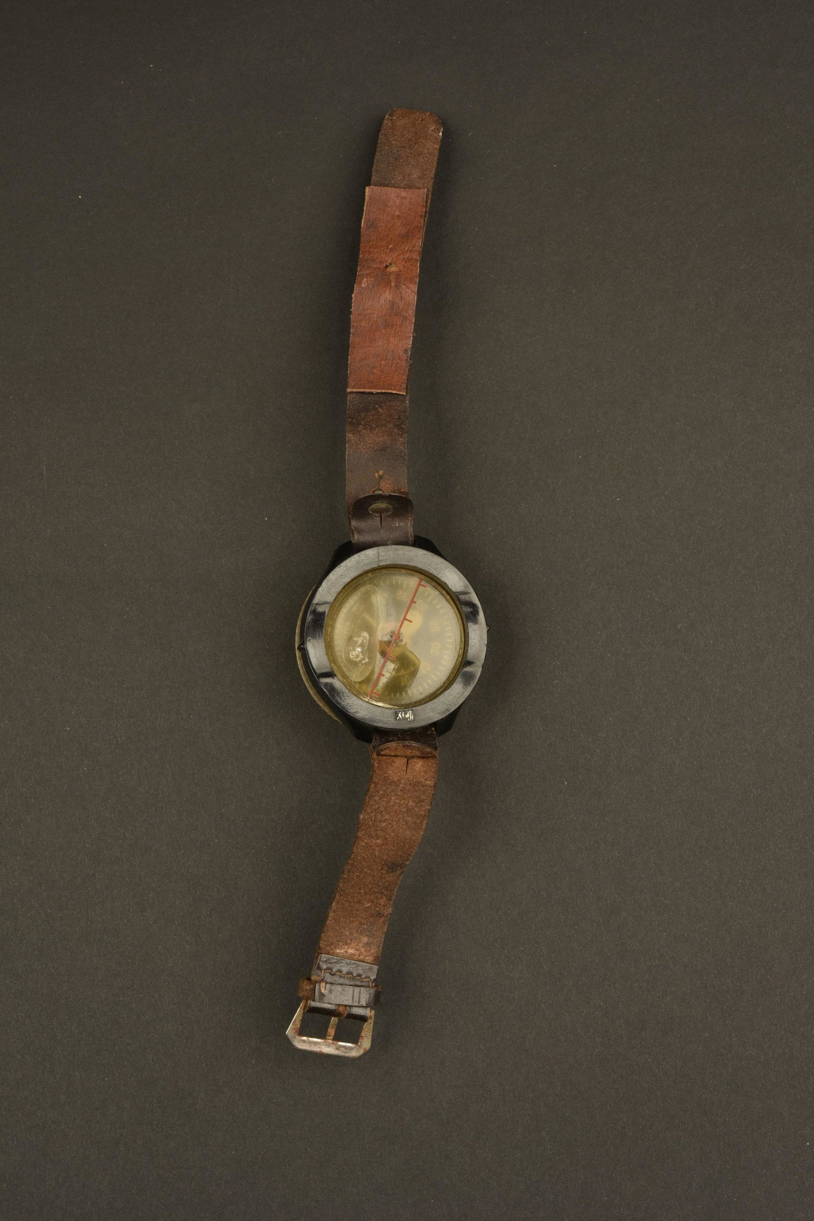 Boussole de poignee allemande. German grip compass.: Bracelet en cuir, abime et presentant une reparation moderne. Boussole en bakelite, fonctionnelle, le liquide est present. Fabrication LHX. A noter une certaine usure et patine de la piÃ¨ce. Leather