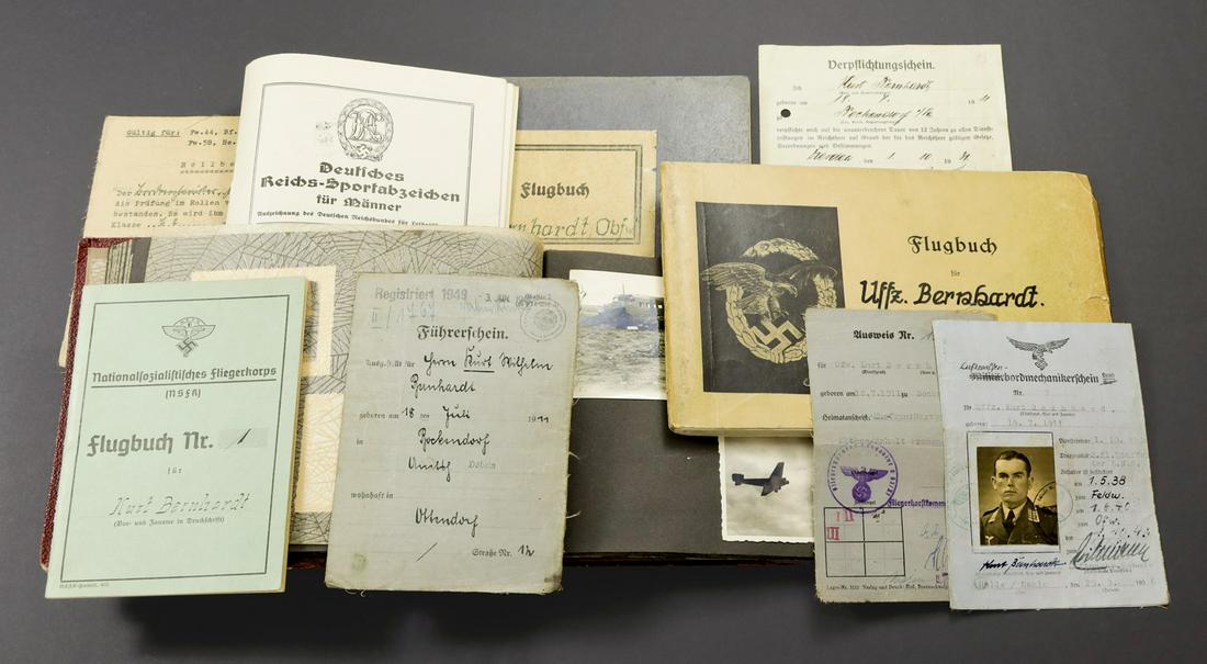 Grouping du pilote Kurt Bernhardt. Grouping Pilot LW: Comprenant un Flugbuch, bien marque Uffz Bernhardt, du 11 avril 1935 au 5 janvier 1942, que des vols sur des Juncker 52, nombreuses destinations en Europe. Un livret du NSFK, au meme nom, bien rempli 