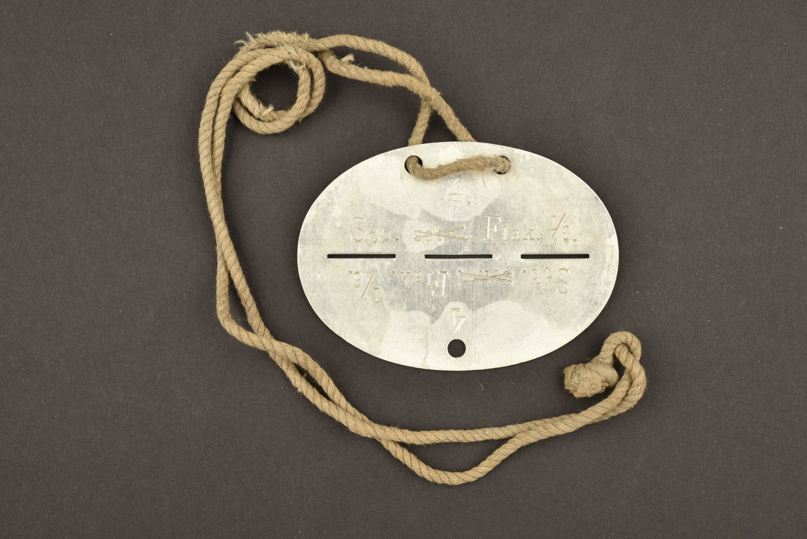 Flak dog Tags. Plaque d'identité Flack: Plaque en aluminium, complete, marquee 4 Stb. Schw. Flak.I/6. Le marquage Schw est barre d'epoque. Le cordon est present. A noter une certaine patine de la piece. Aluminum plate, complete, marked 4 St