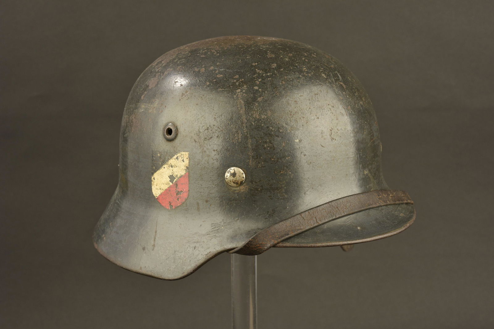 Casque double insigne LW. Double insignia LW helmet: Coque de casque modele 35, fabrication SE62, numero de lot 4272. Peinture gris/bleu Ã 70%. Aigle de la Luftwaffe du premier type Ã 80%. Couleurs nationales Ã 80%. Coiffe en cuir complete, cor