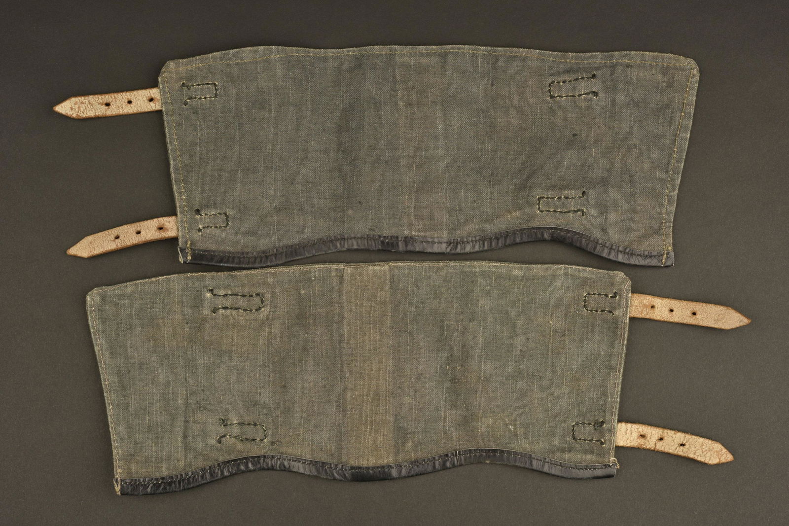 Paire de guere de la Luftwaffe. Luftwaffe gaiters.: En tissu gris bleu et cuir noir. Paire homogene sans marquages visibles. Bouclerie en couleur d'origine. A noter une certaine patine des piÃ¨ces. In blue gray fabric and black leather. Homogeneous p