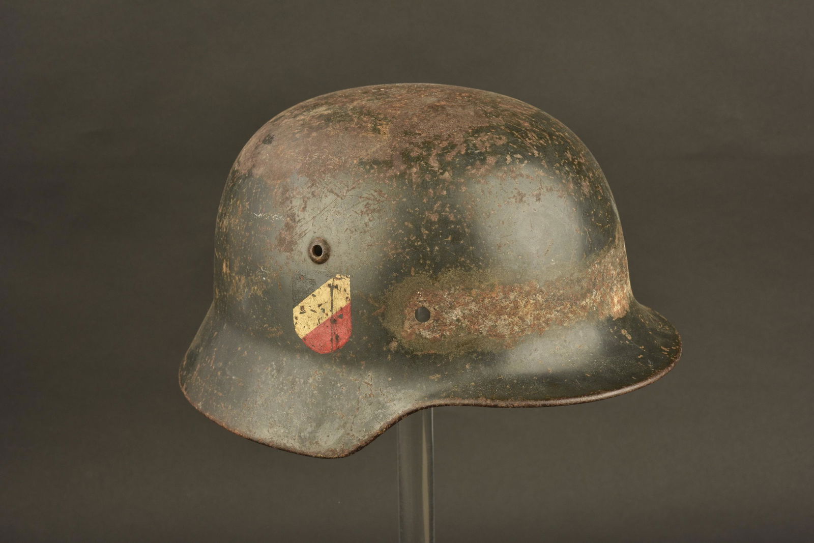 Coque de casque double insigne LW. LW helmet: Coque de casque M35, fabrication SE 66, numero de lot 4202. Peinture de la Luftwaffe presente Ã 50%. Couleurs nationales Ã 60%. Aigle de la Luftwaffe du second type Ã 80%. A noter une certain